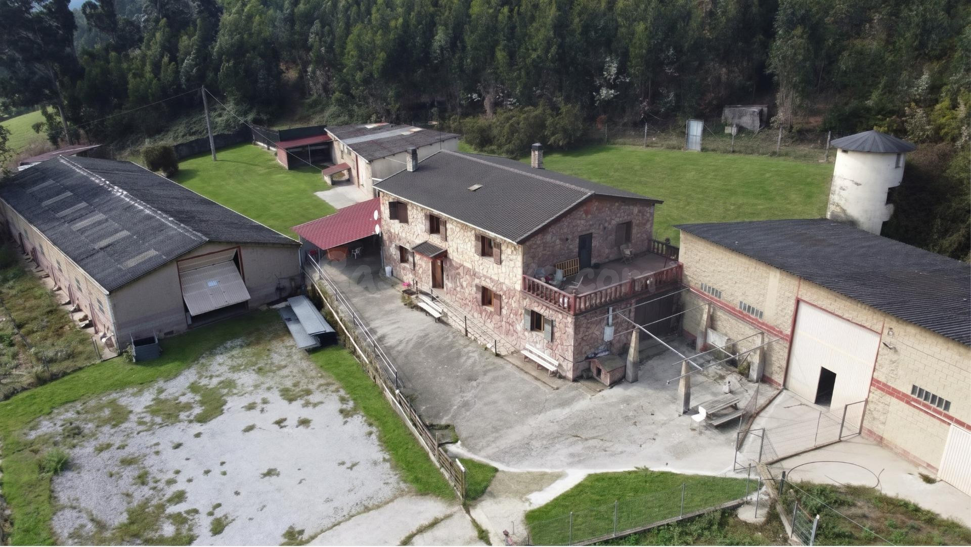4 Naves, 21.000 m2 de Finca y Casa de 5 habitaciones en Serín, Gijón