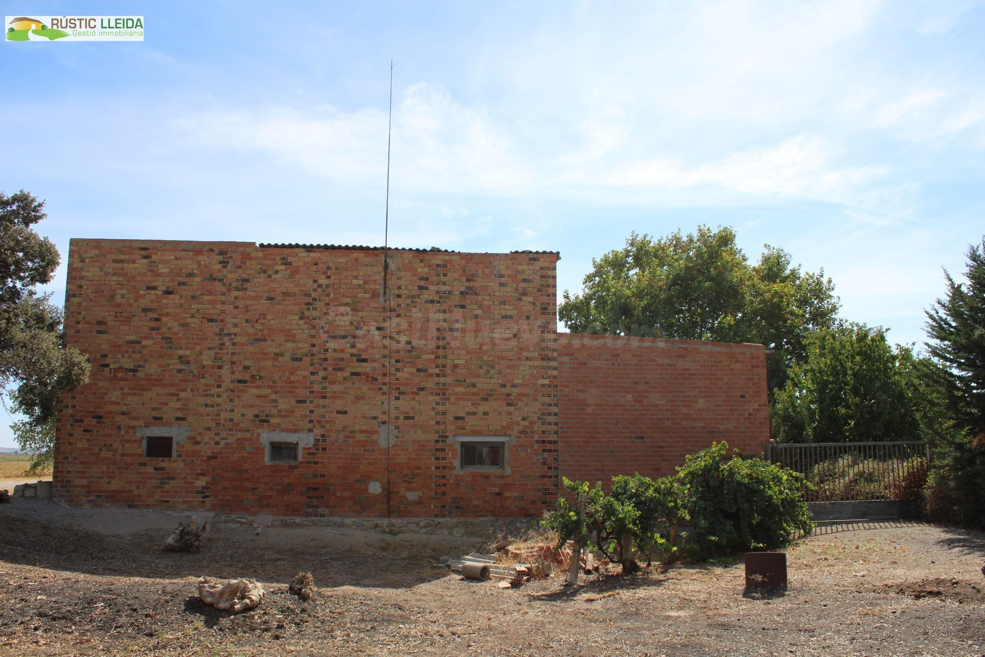 Masía con 18.000 m2 de terreno y amplios almacenes en Penell - foto 5