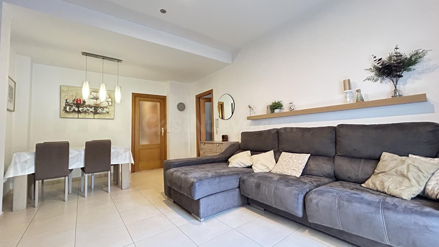Fantástico adosado con garaje privado y patio en Carcaixent!