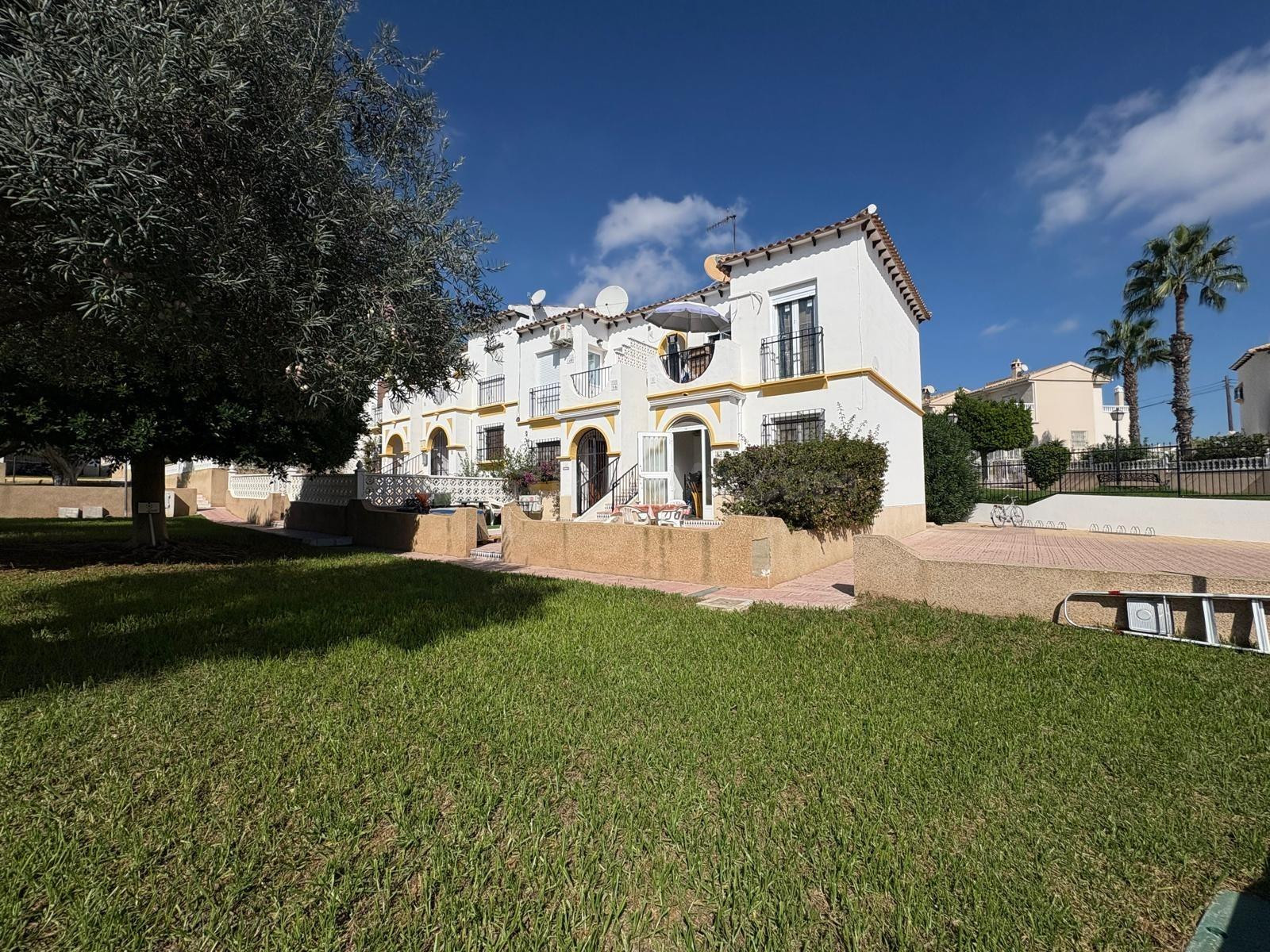 BUNGALOW PLANTA BAJA EN URB. MIRADOR DEL MEDITERRÁNEO CON JA