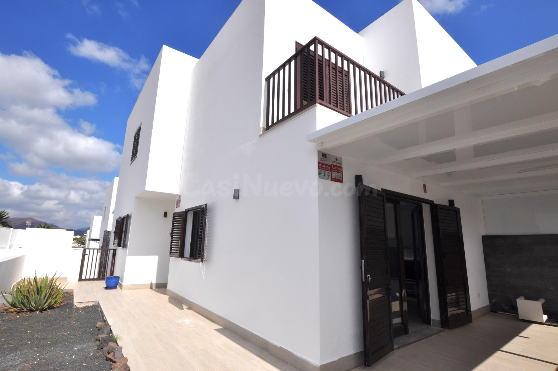 Casa semiadosada en esquina con vistas a los volcanes en Yaiza