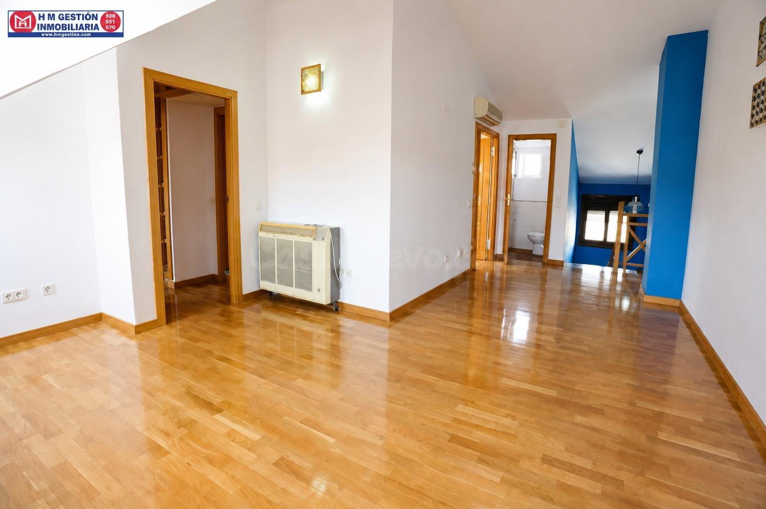 Ático de un dormitorio con aire acondicionado calefacción por  gas, baño y aseo, terraza exterior y plaza de garaje.