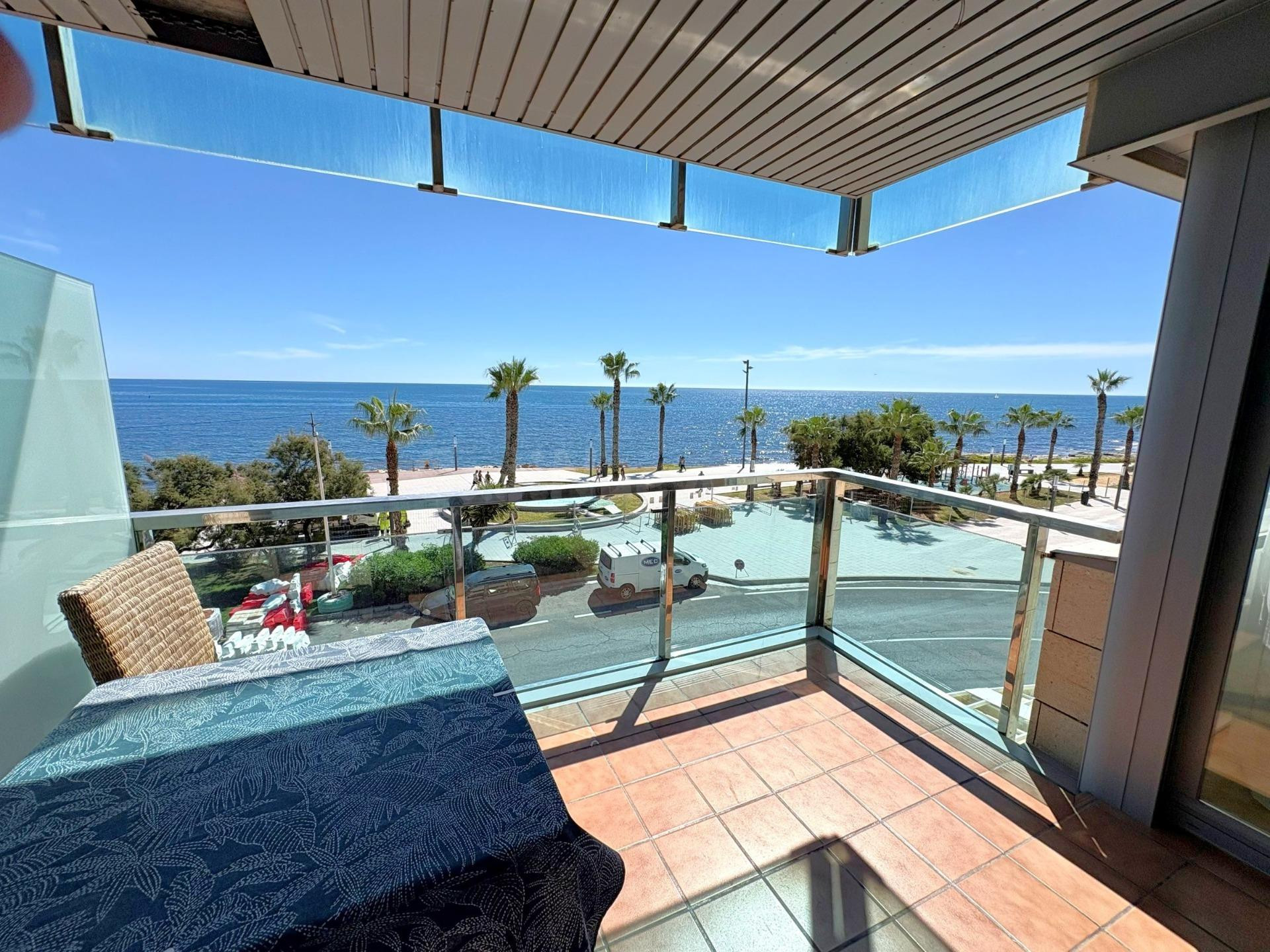 Apartamento moderno y espacioso en primera línea de mar junto a Playa del Cura. ¡3 dormitorios, 2 baños, balcón con vistas al mar (sureste) y piscina comunitaria!
