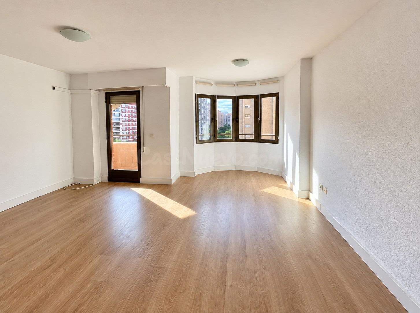 Piso reformado de 3 habitaciones con balcón