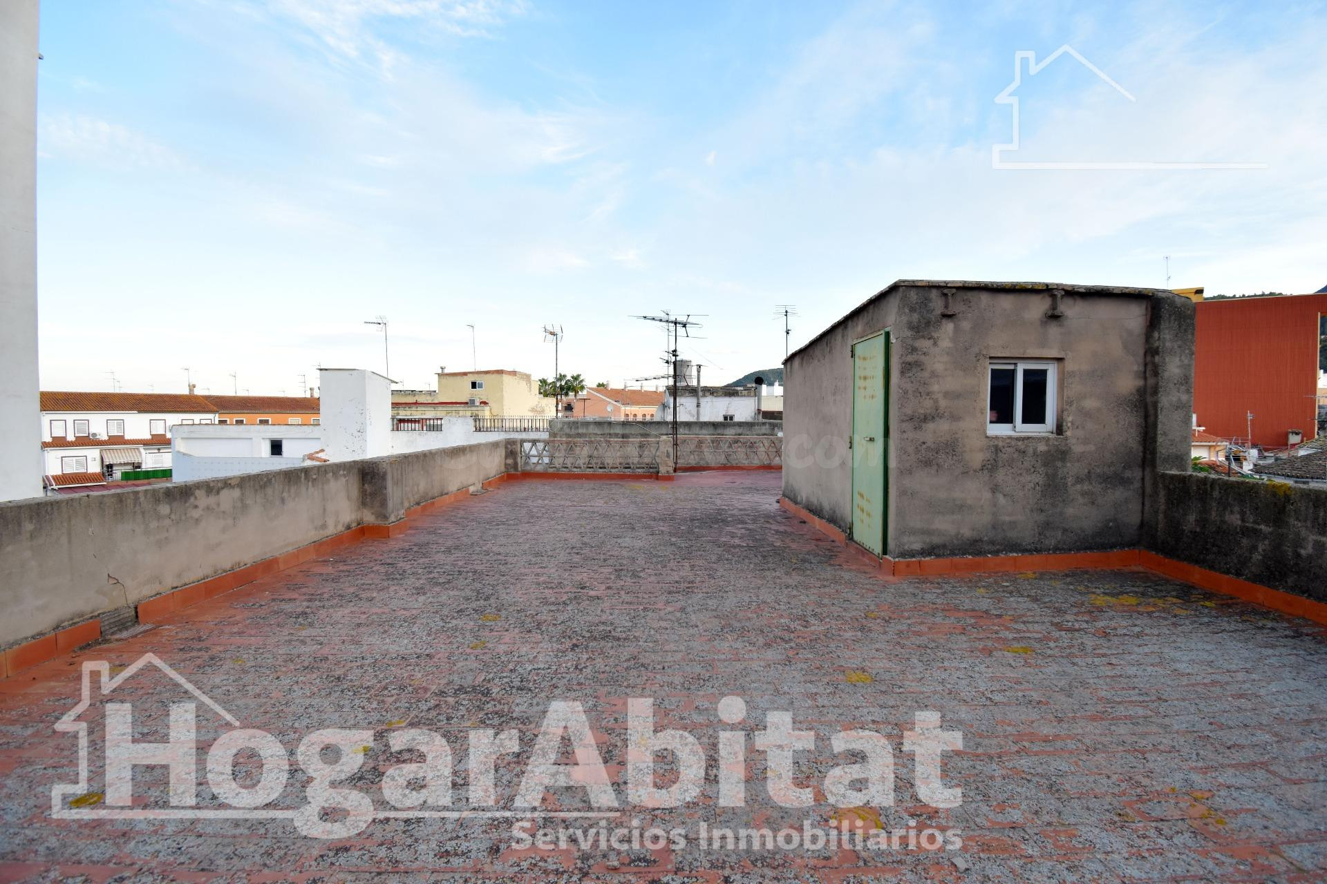GRAN CASA DE PUEBLO ESQUINERA CON TRASTERO Y TERRAZA