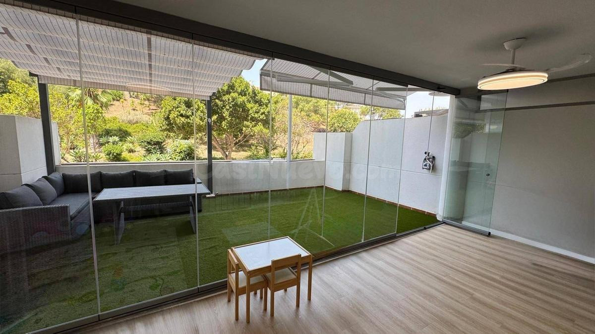 ¡A PASOS DEL MAR! APARTAMENTO CON TERRAZA DE 26 M2, PISCINA, GARAJE Y TRASTERO EN FUENGIROLA