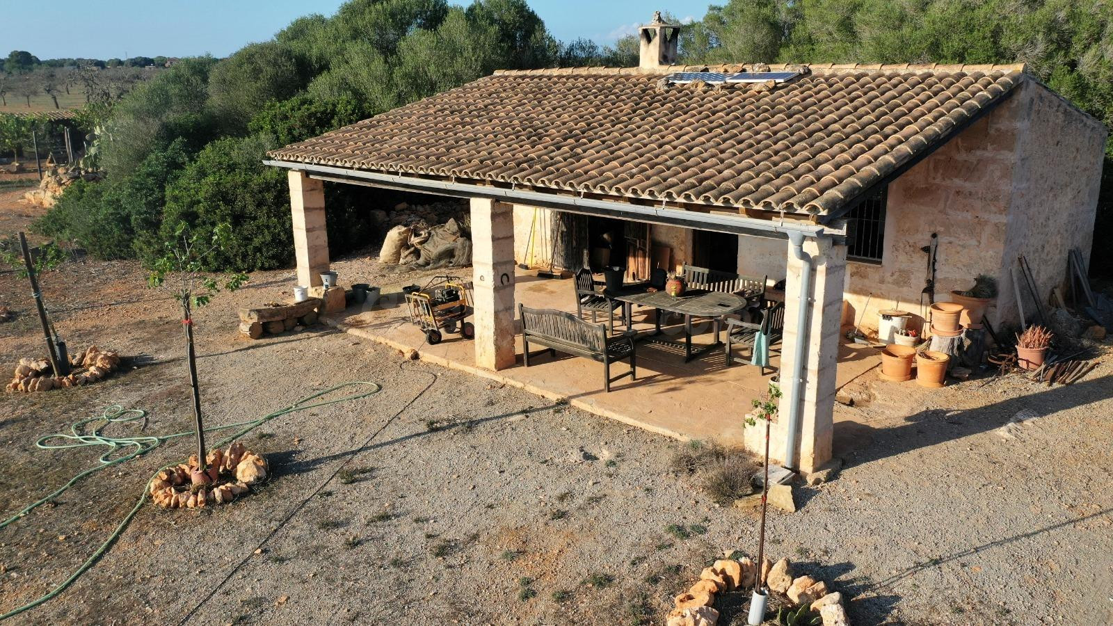 Finca rústica de 35.000 m2 con casa y porche en Llucmajor