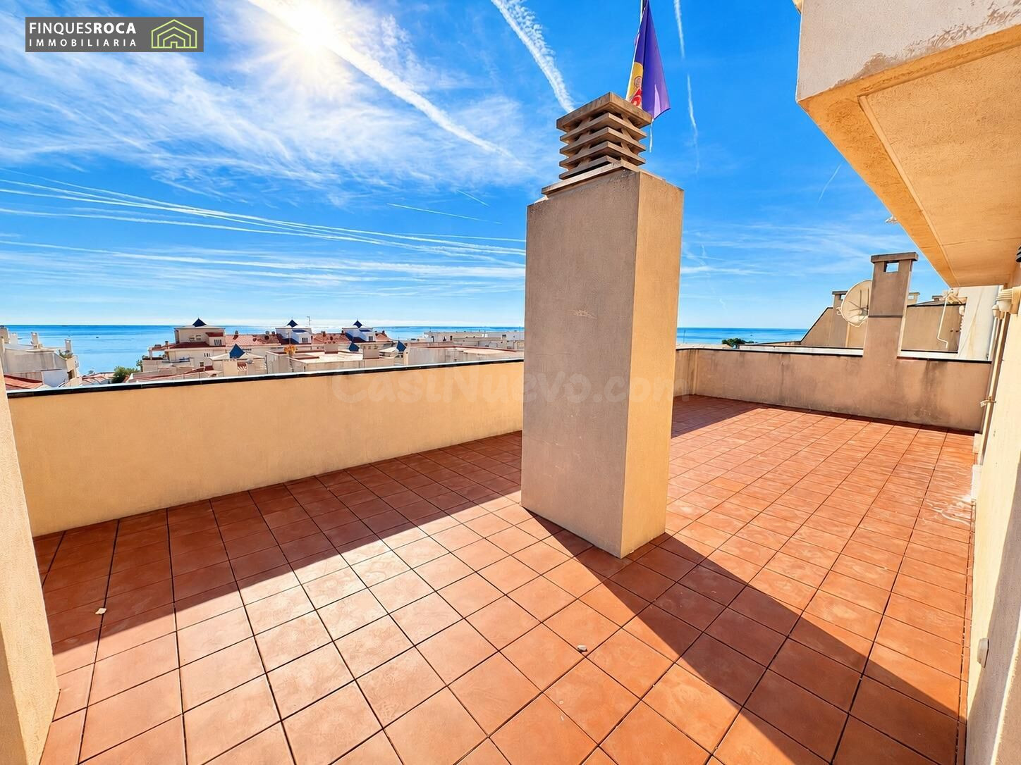 EXCLUSIVO ÁTICO ESQUINERO CON 121 m2 DE TERRAZA Y VISTAS AL MAR EN LA RÀPITA