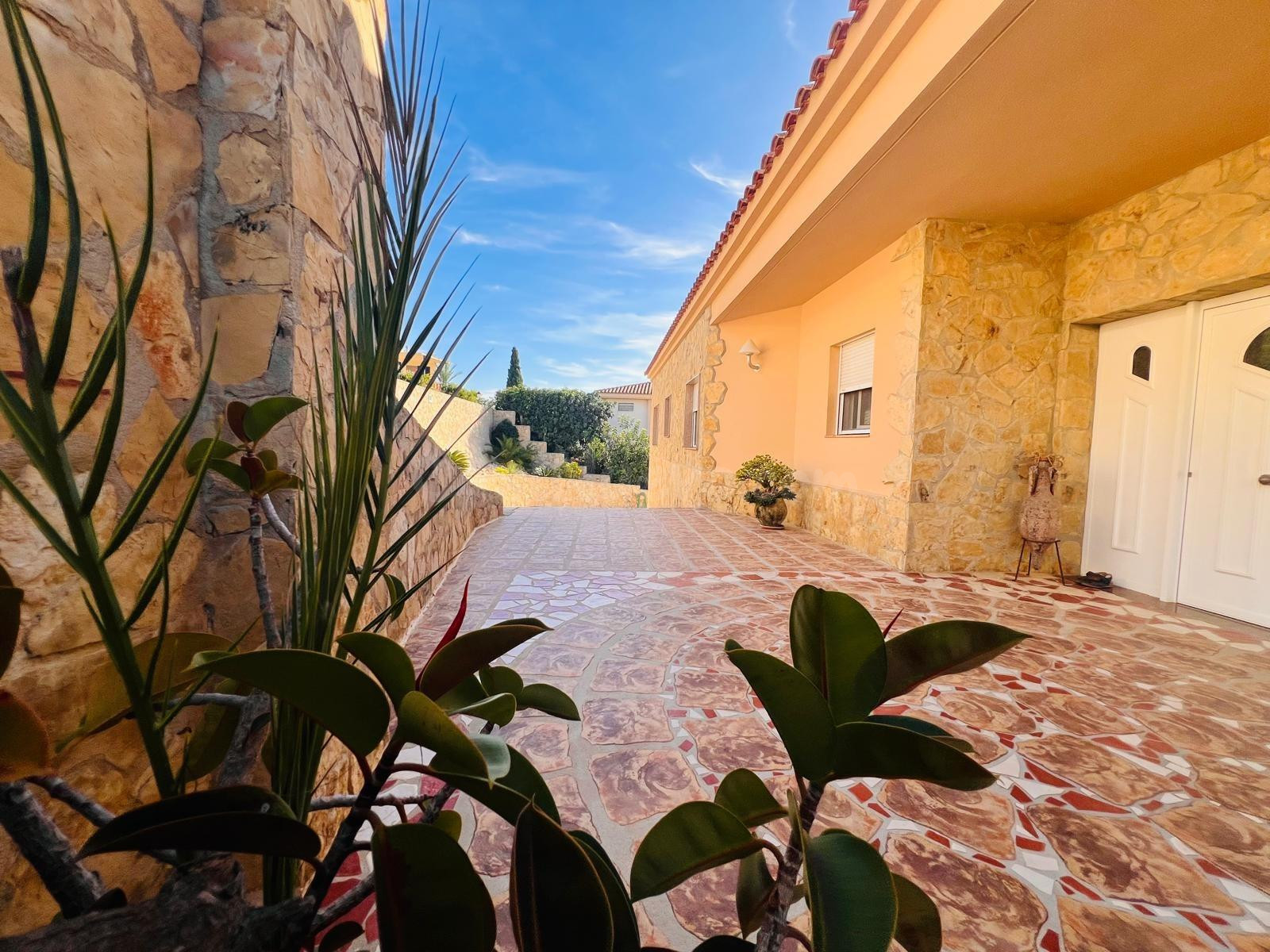 CHALET CON PISCINA PRIVADA Y VISTAS AL MAR EN ZONA ERMITA – VINARÒS