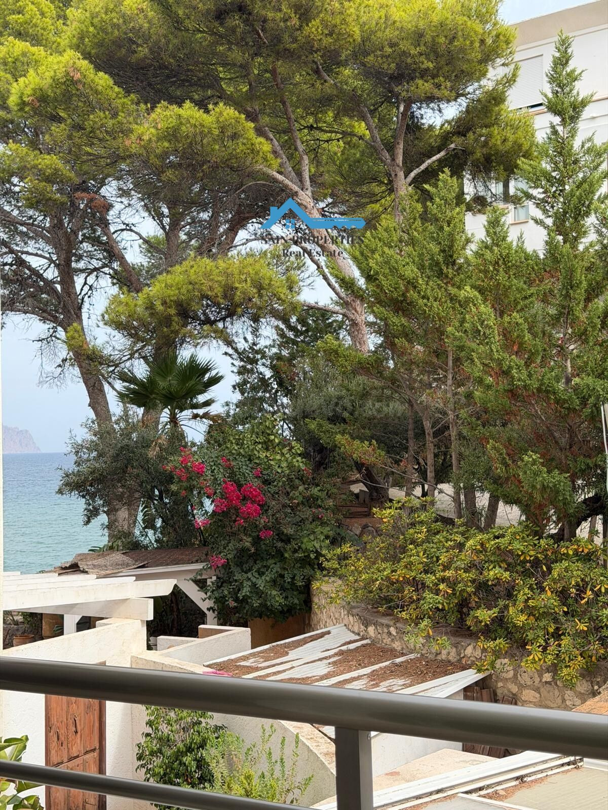 Exclusivo apartamento reformado con vistas al mar y acceso directo a la playa en Cap Negret, Altea