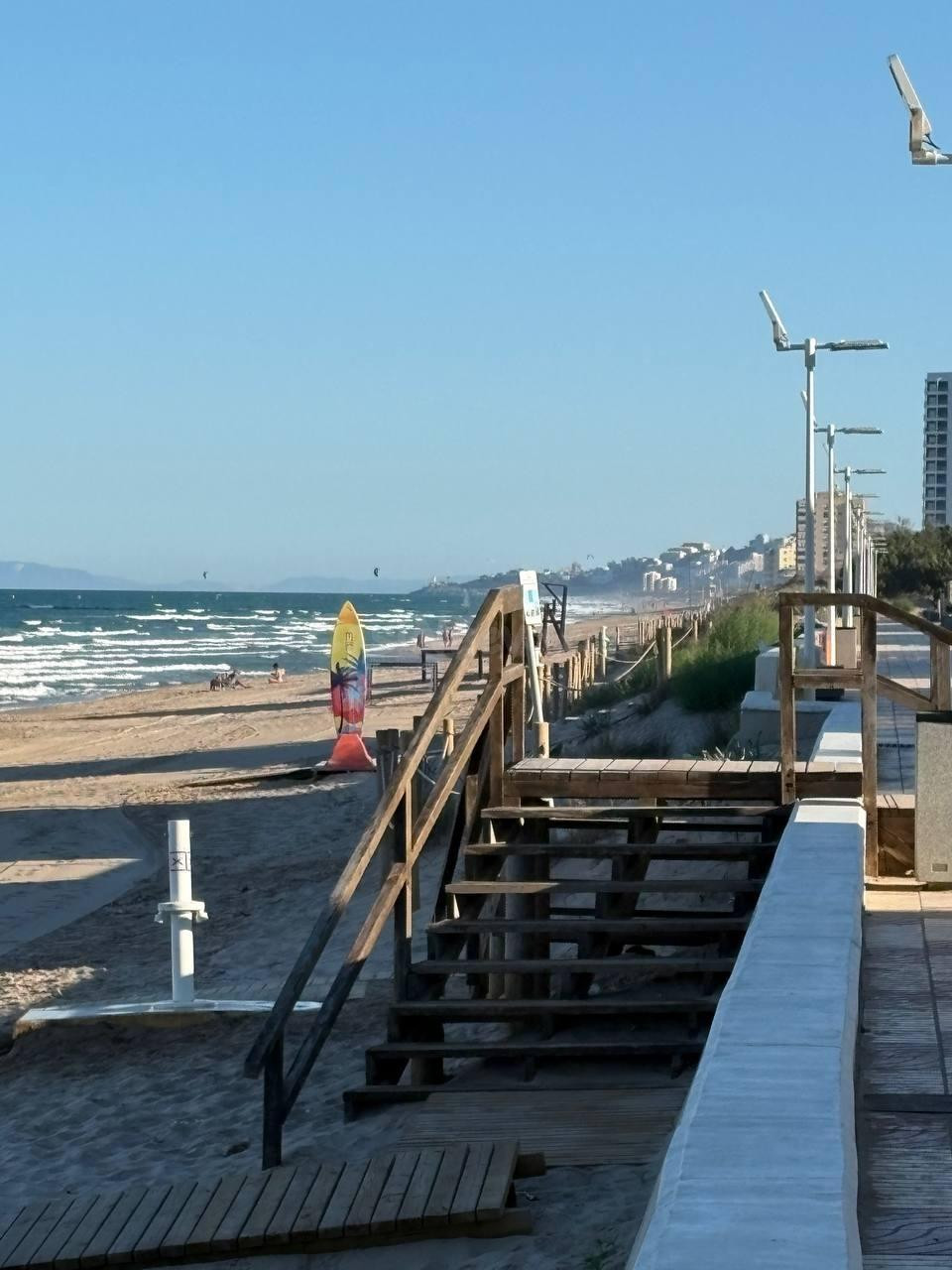 Chalet pareado con vistas al mar en Playa del Rey: un hogar junto al Mediterráneo para todo el año