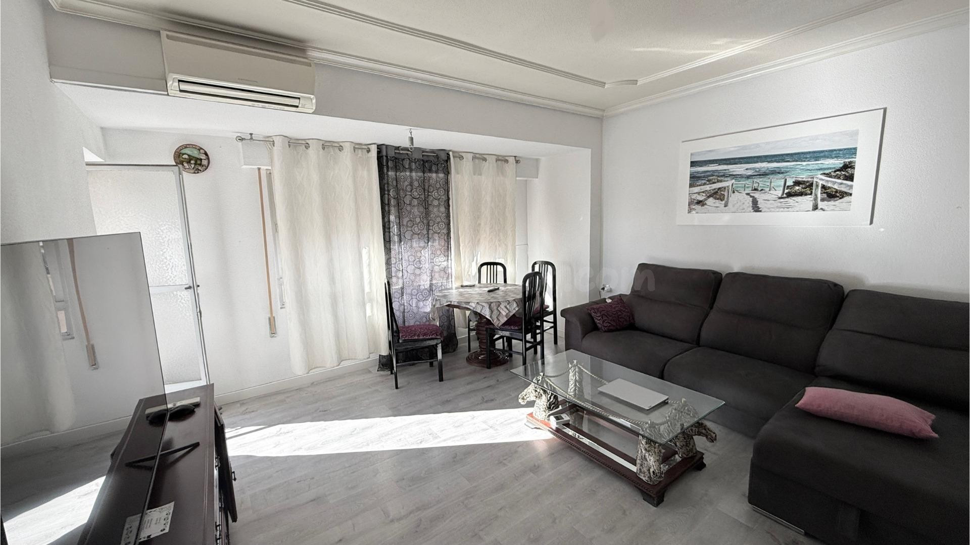 Piso amueblado de 3 dormitorios con balcones en Yecla