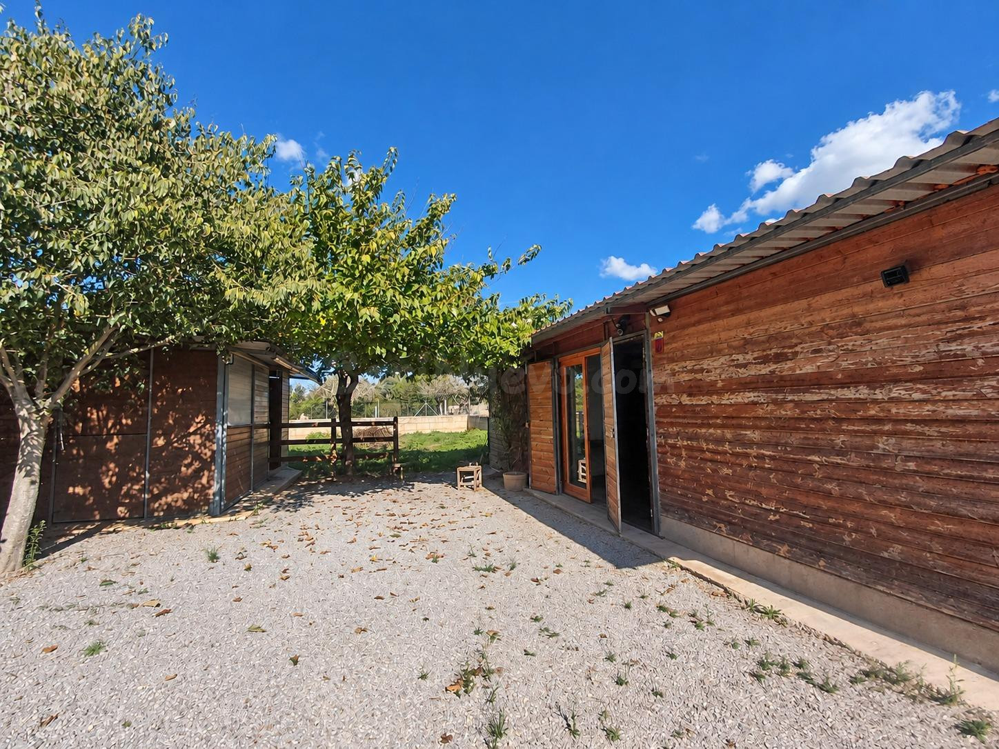 FINCA RÚSTICA CON CASITA ACONDICIONADA Y TERRENO A 500 METRO - foto 2