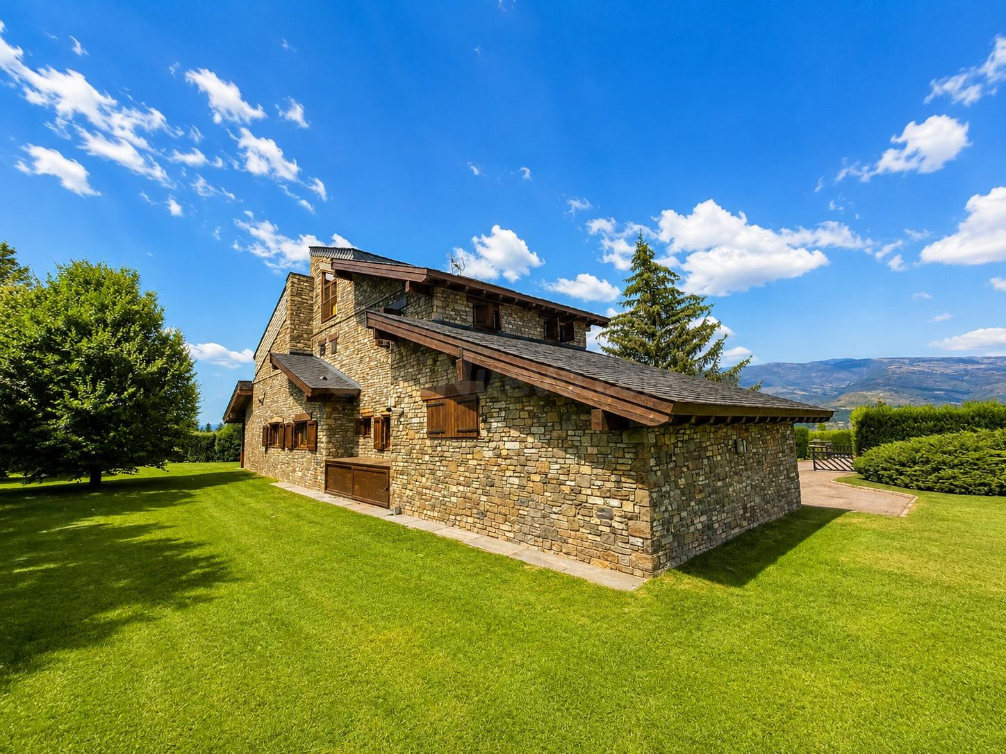Exclusiva casa con gran jardín en Prats i Sansor - foto 2