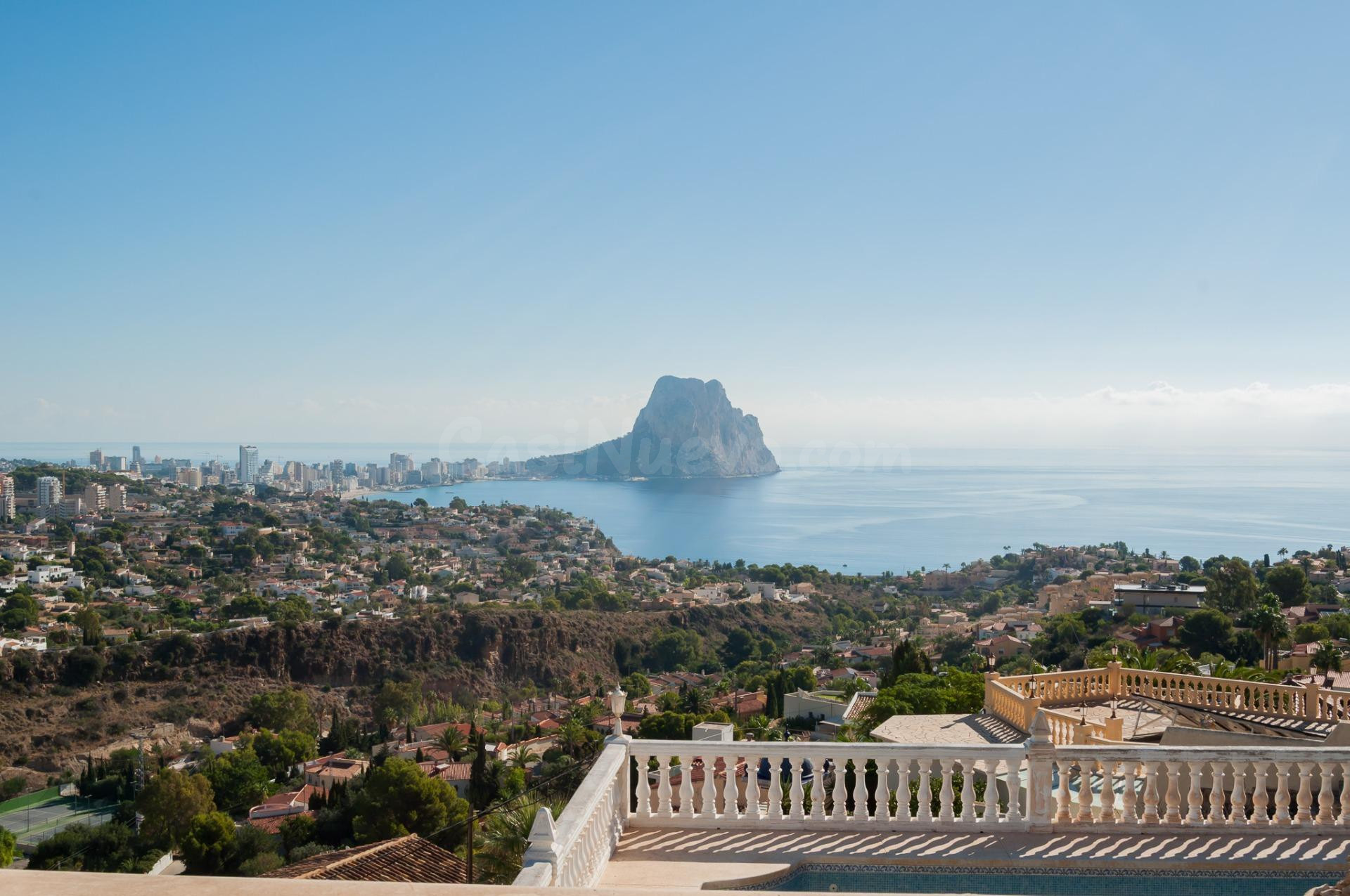 Amplia villa con vistas panorámicas al mar y pista de tenis privada en Calpe