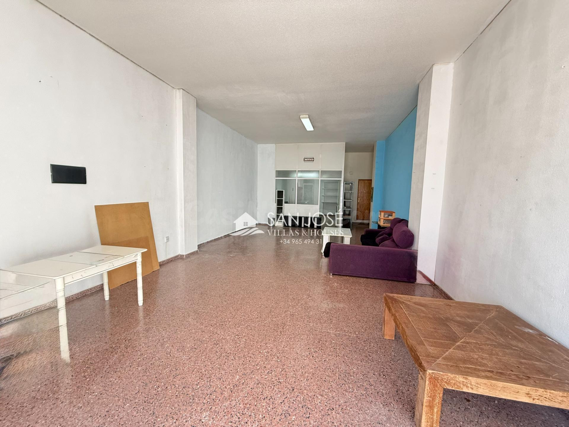 SE ALQUILA LOCAL COMERCIAL CON ZONA DE APARCAMIENTO CERCANA