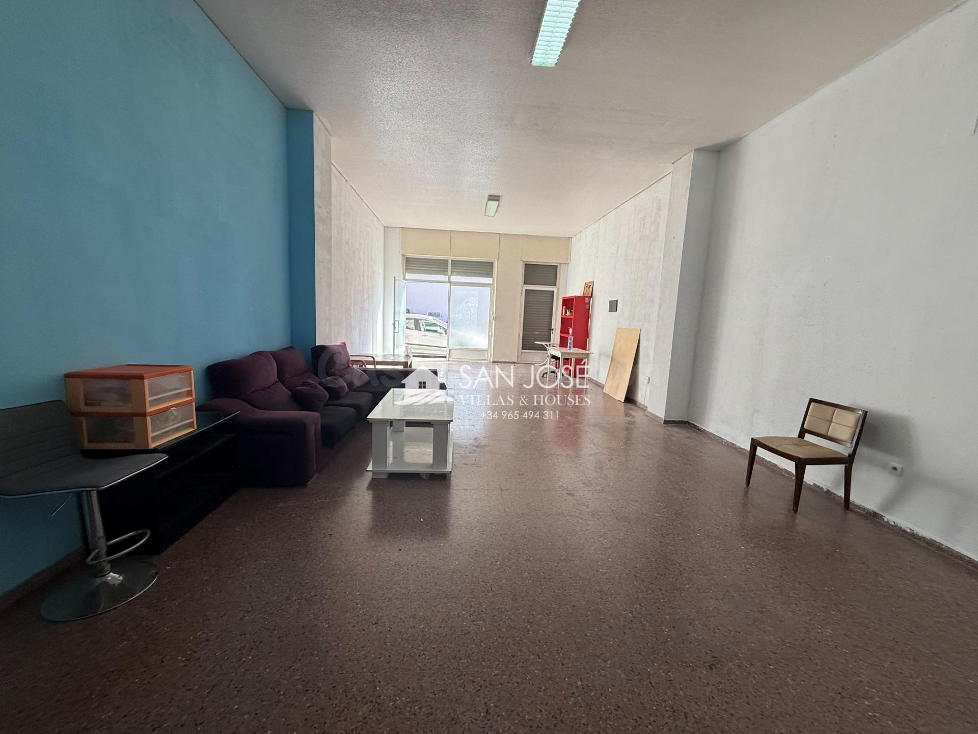 SE ALQUILA LOCAL COMERCIAL CON ZONA DE APARCAMIENTO CERCANA - foto 2