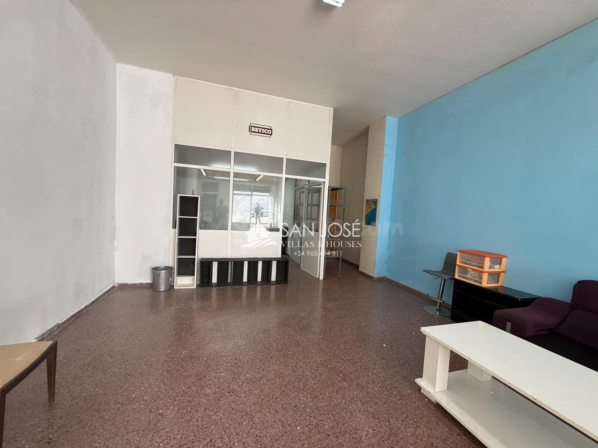 SE ALQUILA LOCAL COMERCIAL CON ZONA DE APARCAMIENTO CERCANA - foto 3