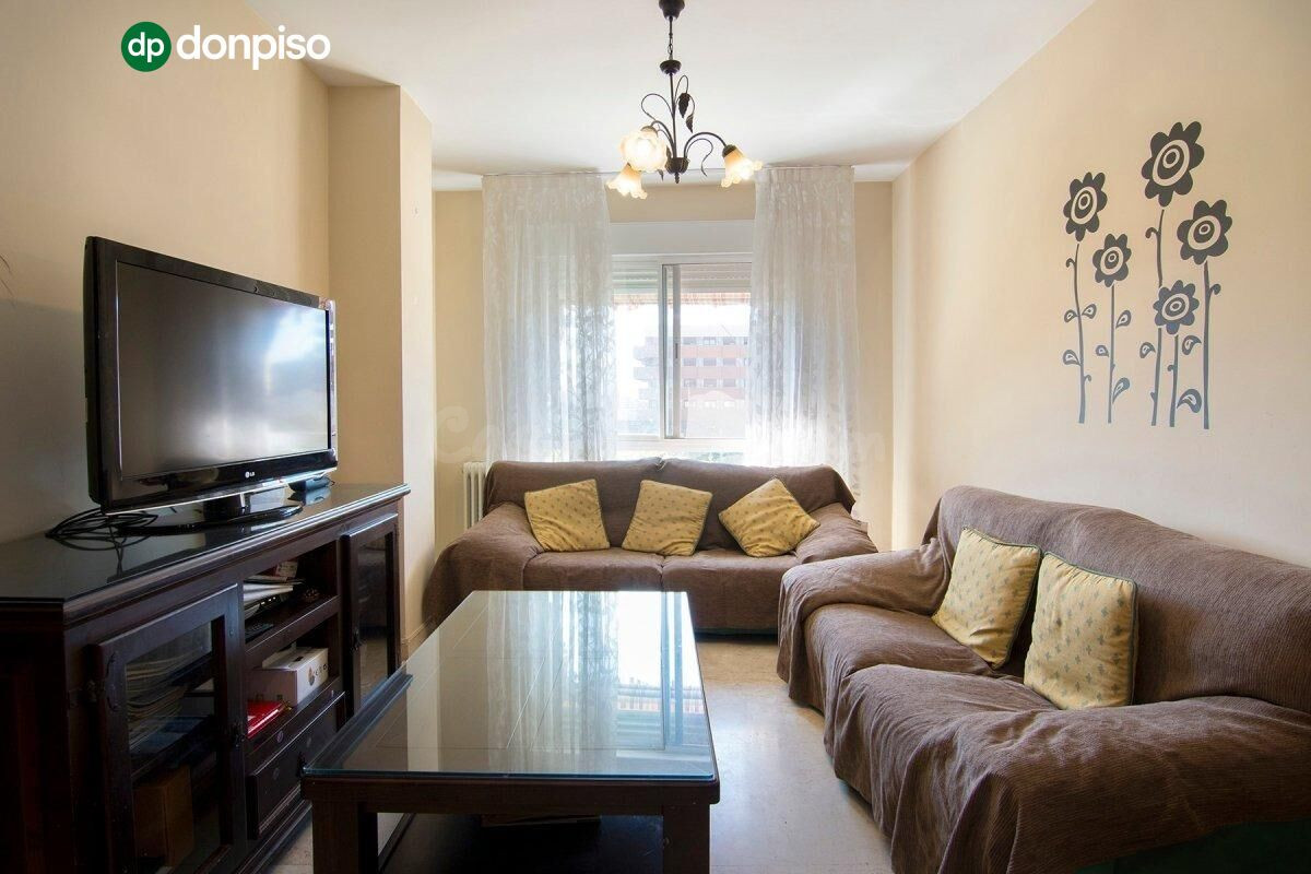 MAGNIFICA VIVIENDA CON GARAJE EN VERGELES, JUNTO A PALACIO DE DEPORTES