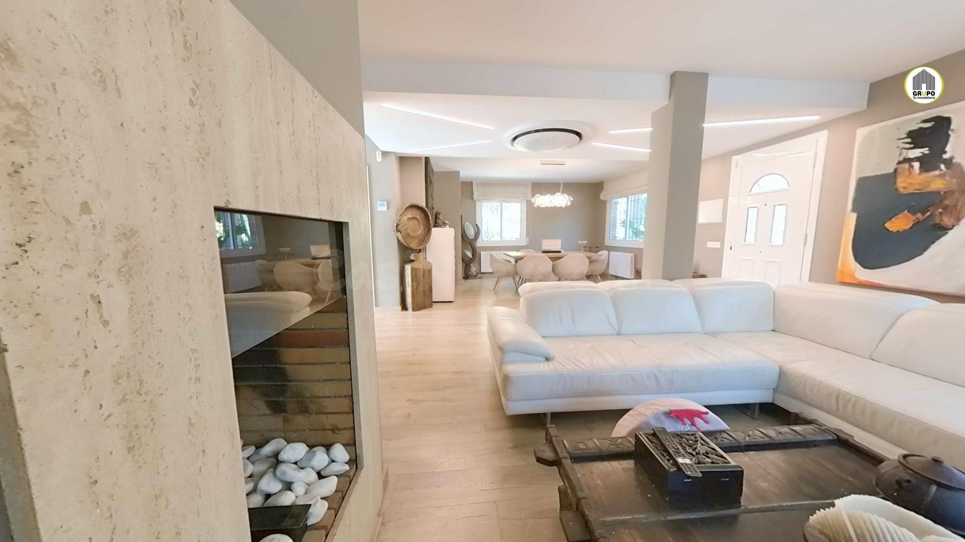 CASA REFORMADA DE TRES PLANTAS CON PISCINA, JACUZZI, GIMNASI - foto 4