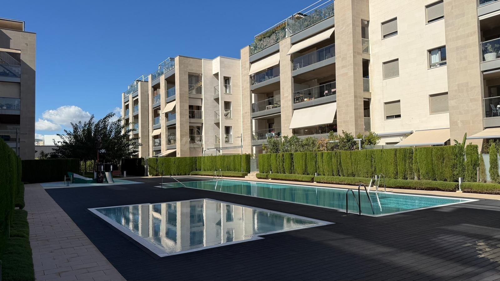 Bajo con terraza y jardín, piscina, garaje y trastero