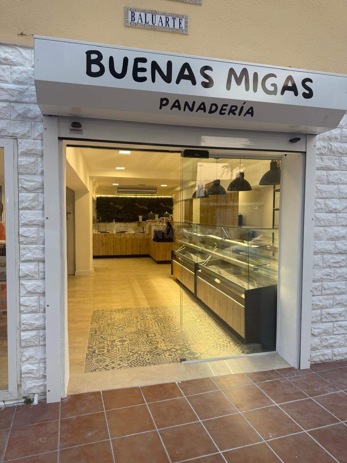 Traspaso o venta – Panadería-cafetería en esquina con terraza exclusiva – Playa de Gandía