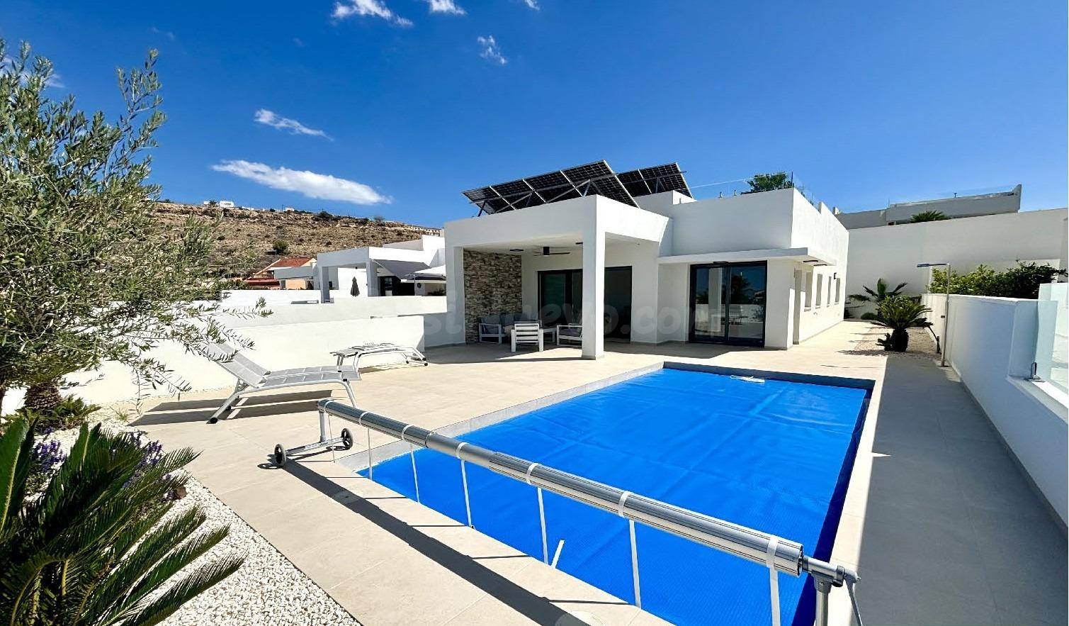 Villa de una planta con piscina privada y parcela de 414 m2 en Benijófar