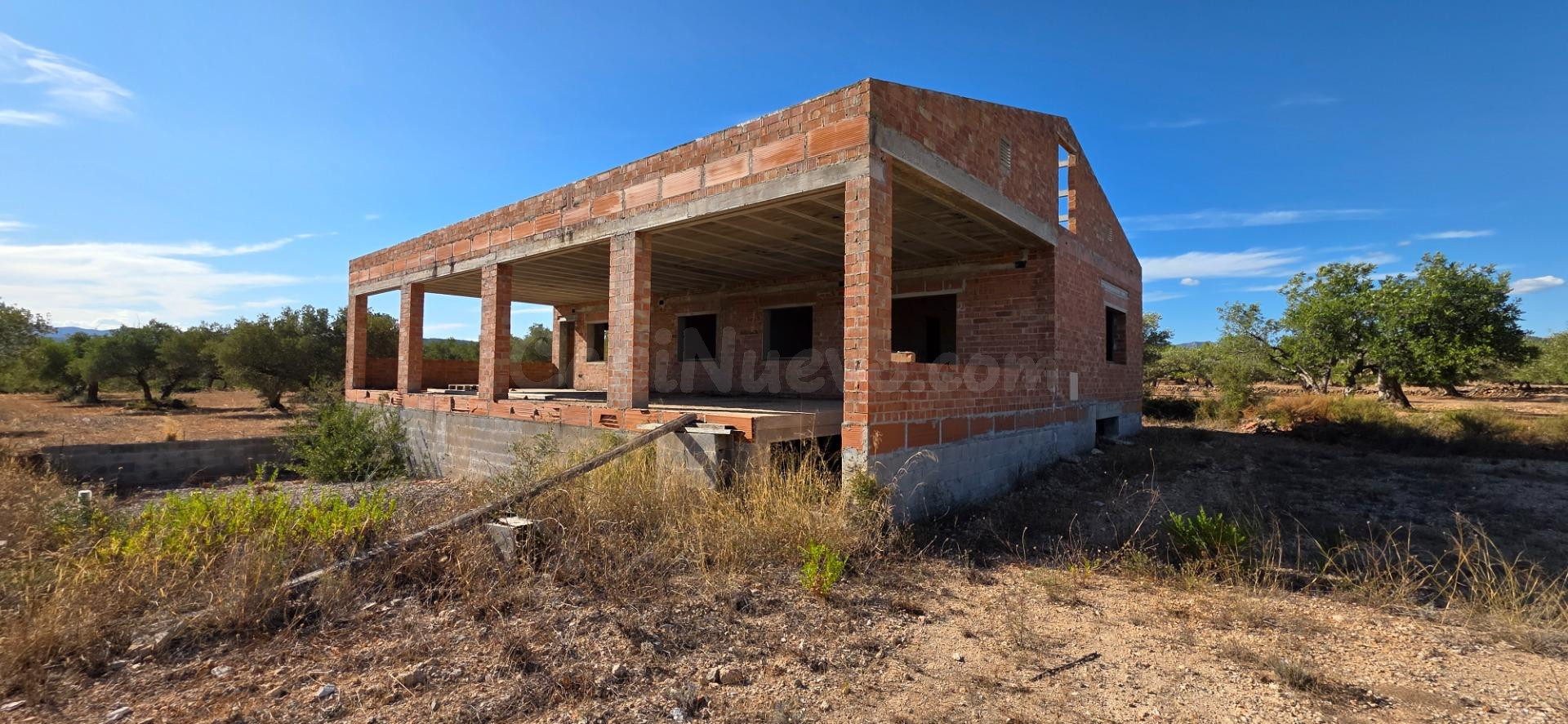 Finca rústica de 14.741 m2 con casa de campo por terminar, en un entorno tranquilo a 5 km del mar