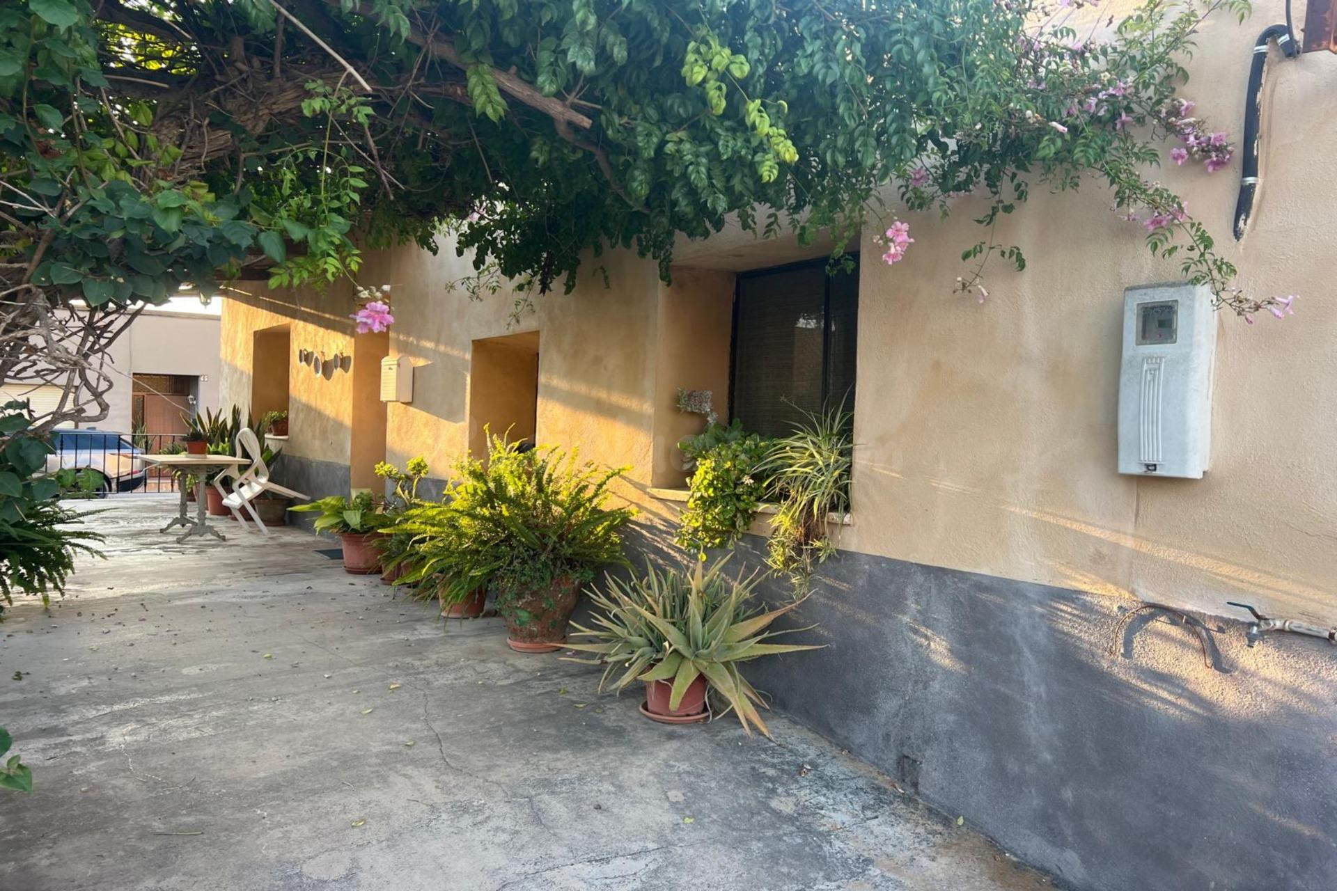 Casa tradicional en Deltebre, construida en el año 1918, situada sobre una parcela esquinera de aproximadamente 1.340 m2.