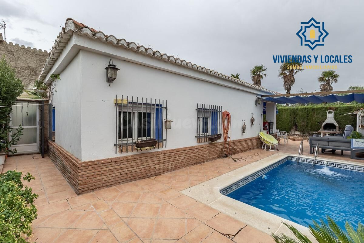 CASA CON PISCINA EN URB LOS CHOPOS - LAS GABIAS