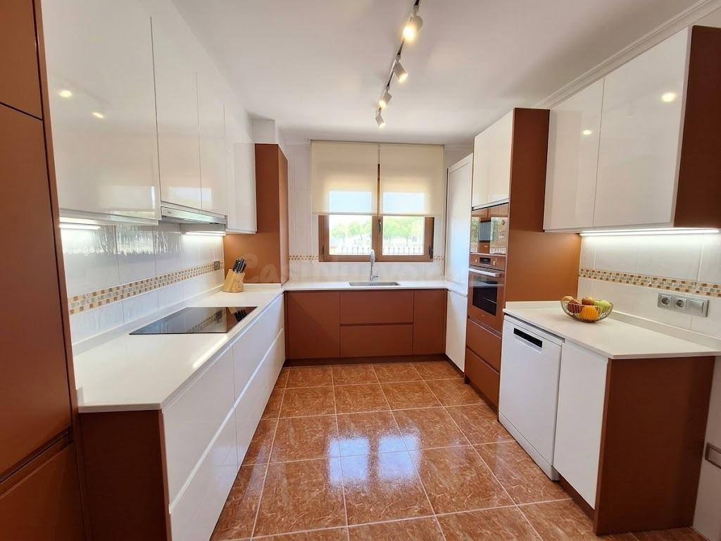 Oportunidad: Bungalow de esquina, a estrenar, en Pinoso | 4 dormitorios, 2 baños y garaje