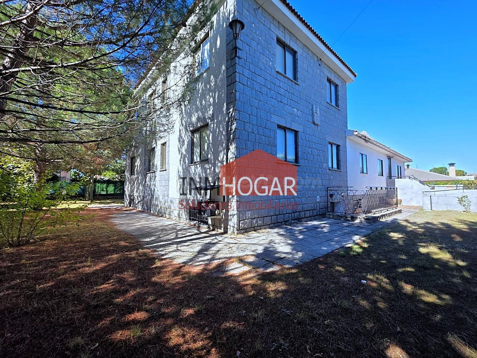 Exclusivo Chalet en Hervencias, Ávila - Un Oasis de Espacio 