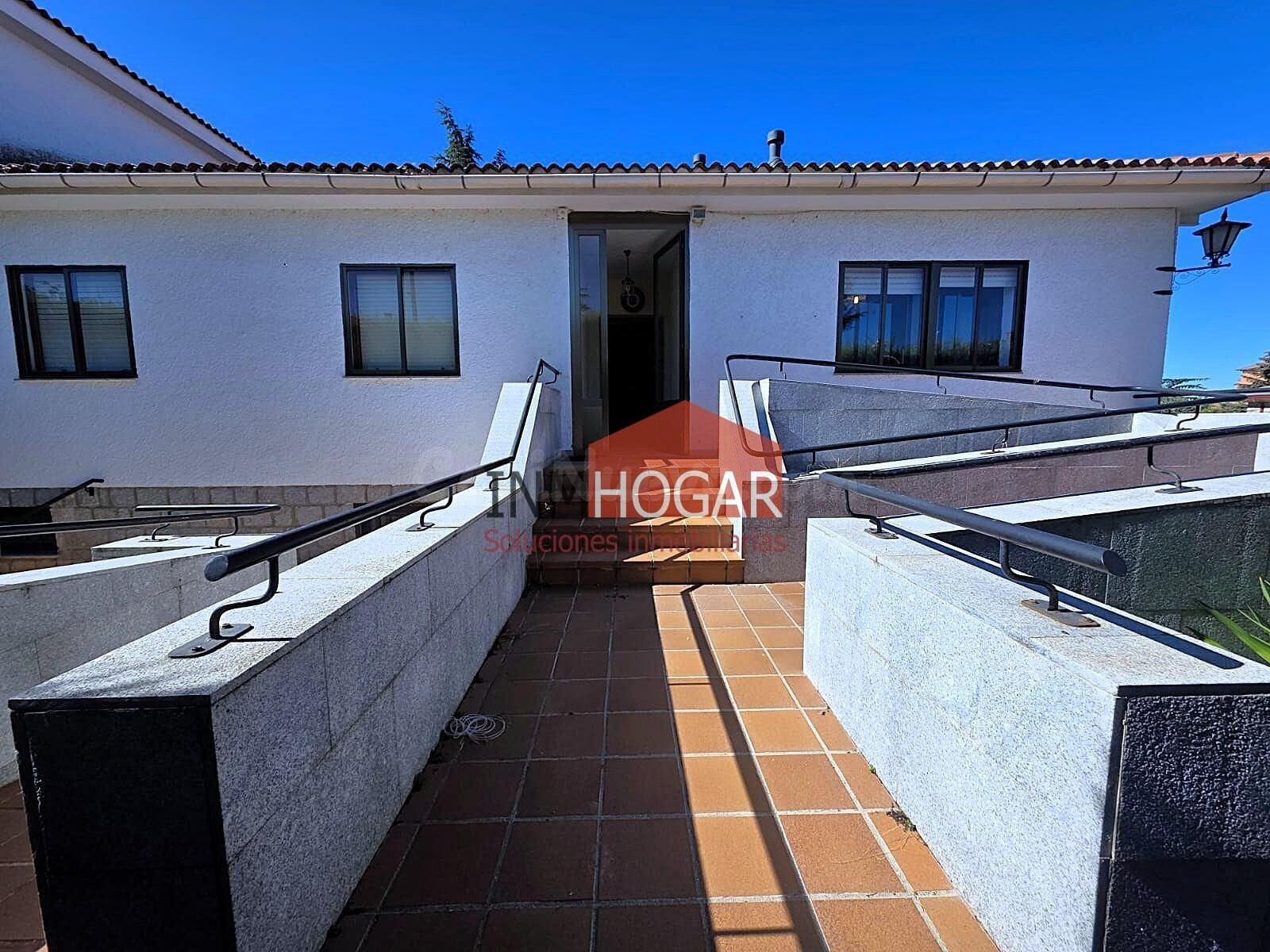 Exclusivo Chalet en Hervencias, Ávila - Un Oasis de Espacio  - foto 2