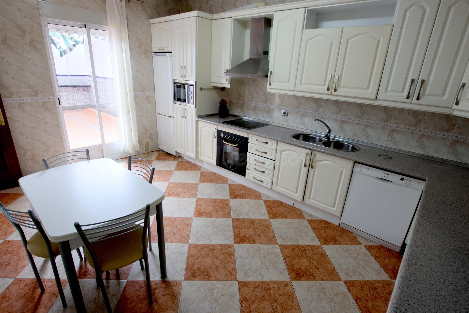 Fantástica casa en Montijo, con amplias estancias, totalment - foto 3