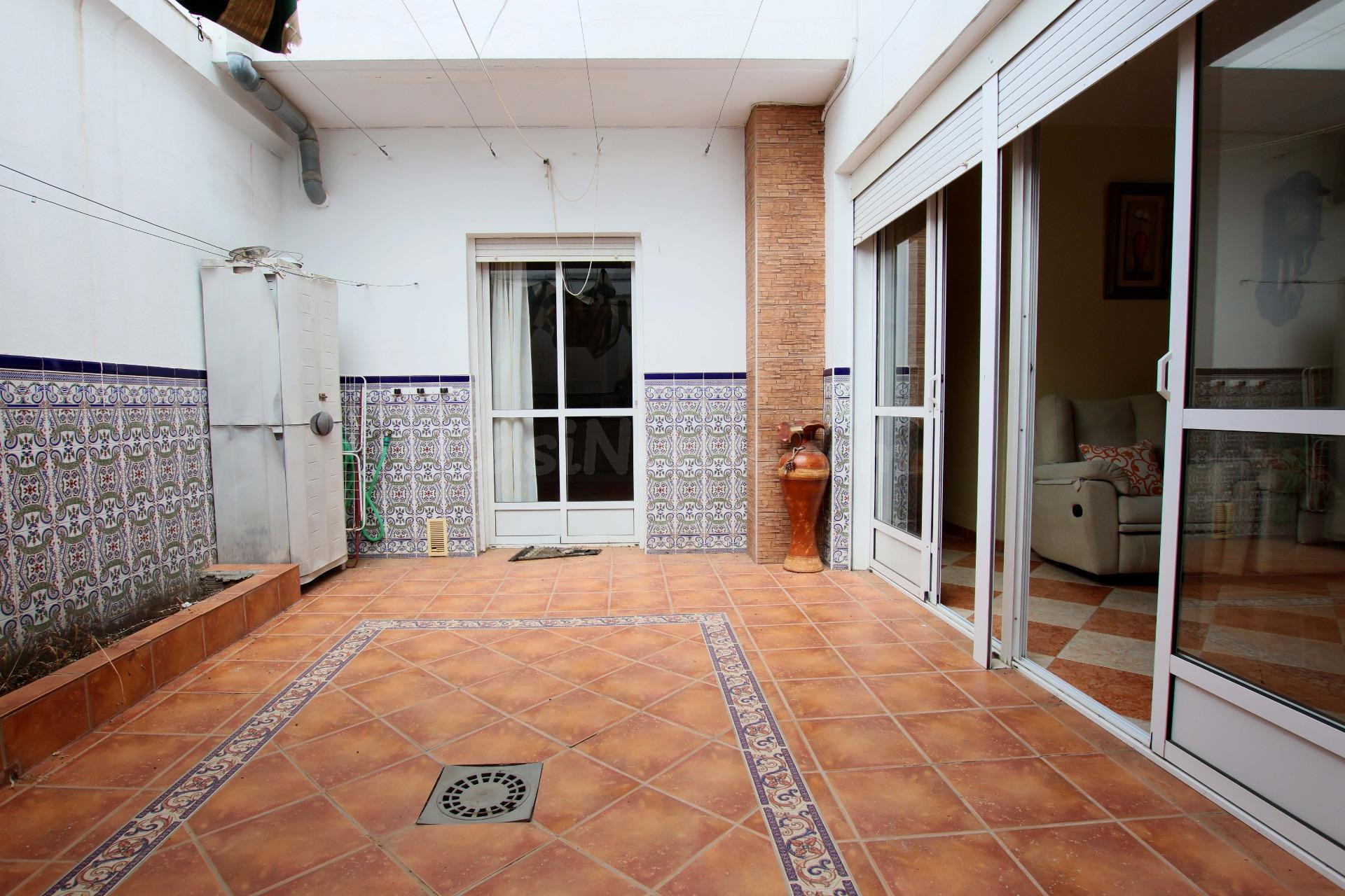 Fantástica casa en Montijo, con amplias estancias, totalment - foto 4