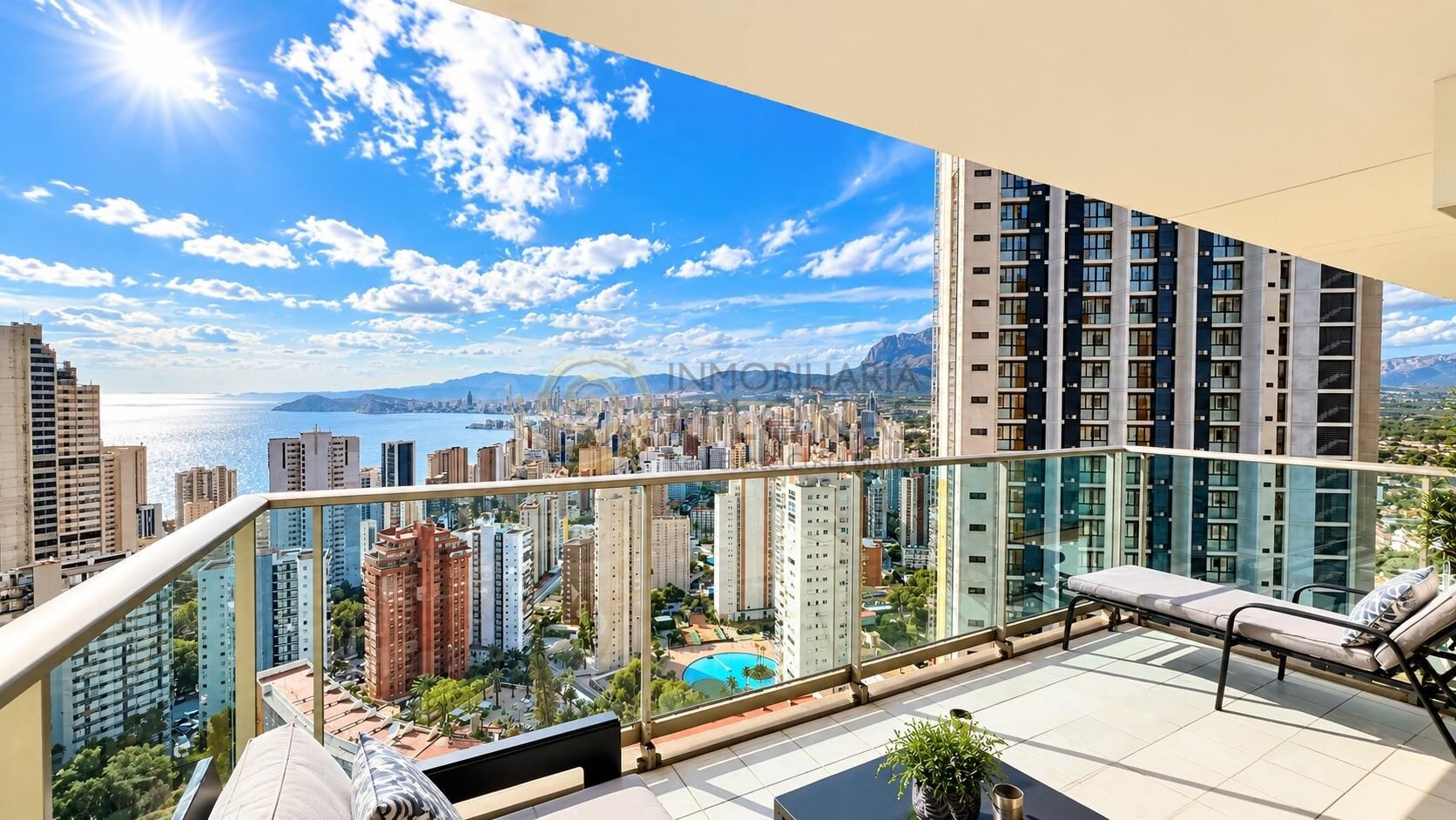 EXCLUSIVO APARTAMENTO REFORMADO EN LA PLANTA 19 DE TORRE LUGANO – BENIDORM