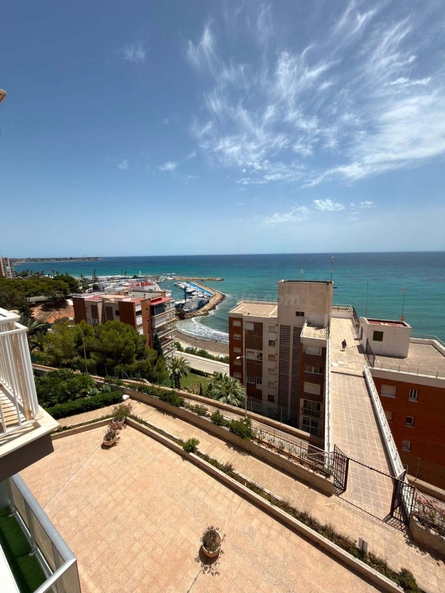 APARTAMENTO CON VISTAS AL MAR EN CAMPOAMOR : 4 hab, 2 baños, garaje , trastero, amplio.