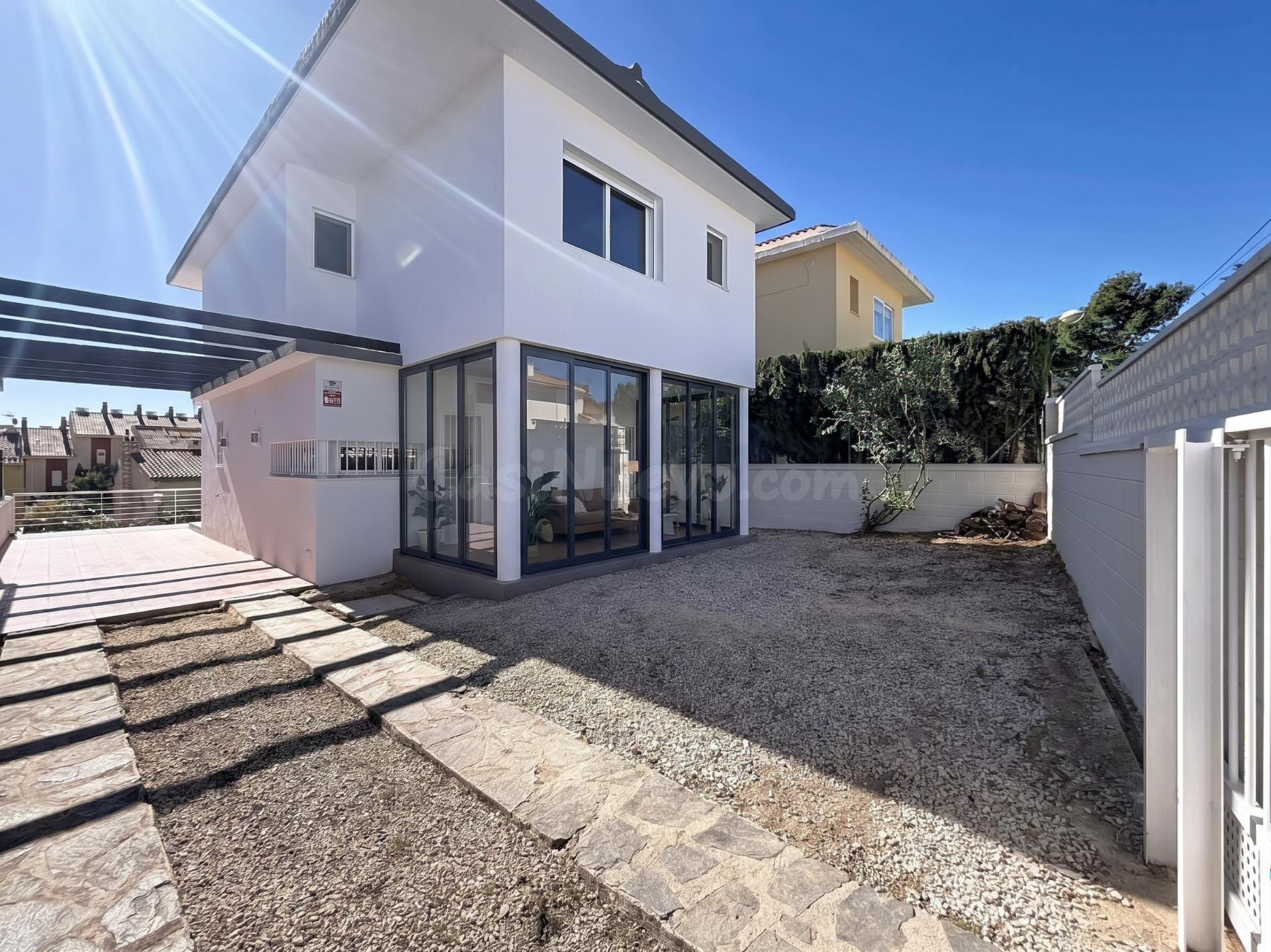 Chalet en zona residencial tranquila de La Nucía con vistas al mar