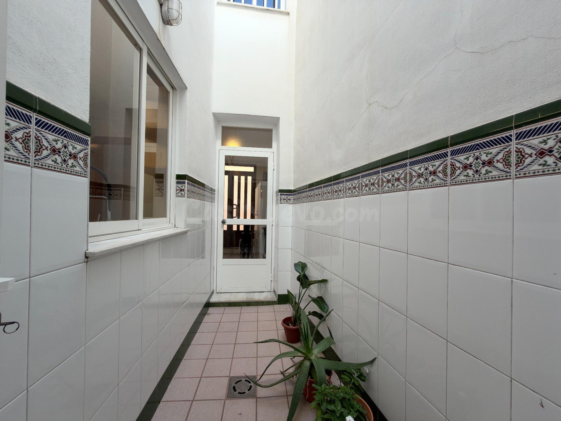 Casa con patio, terraza y acceso a dos calles en el centro de Beniarjó