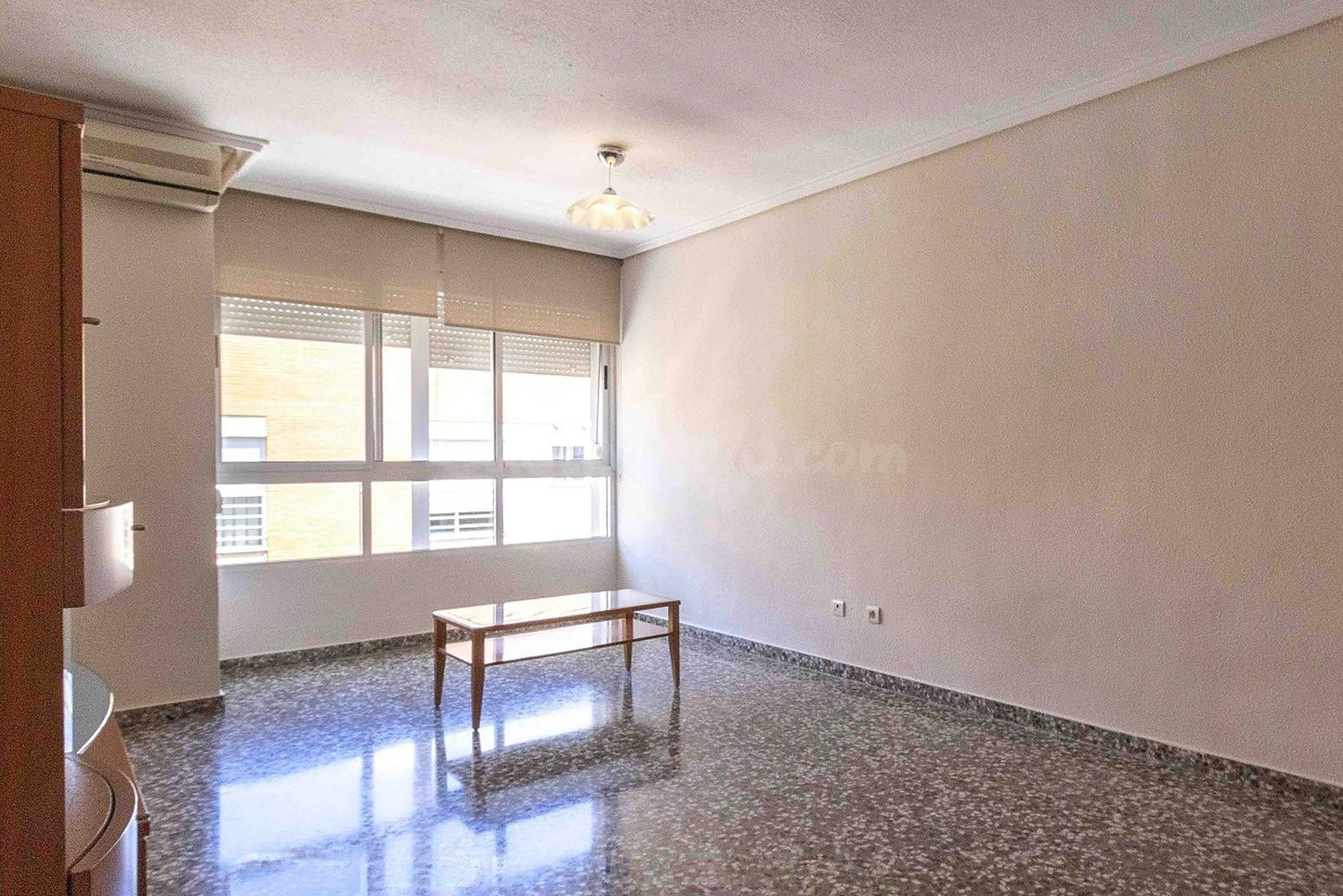 AMPLIA VIVIENDA DE 4 DORMITORIOS CON GARAJE, TRASTERO Y METRO A POCOS MINUTOS