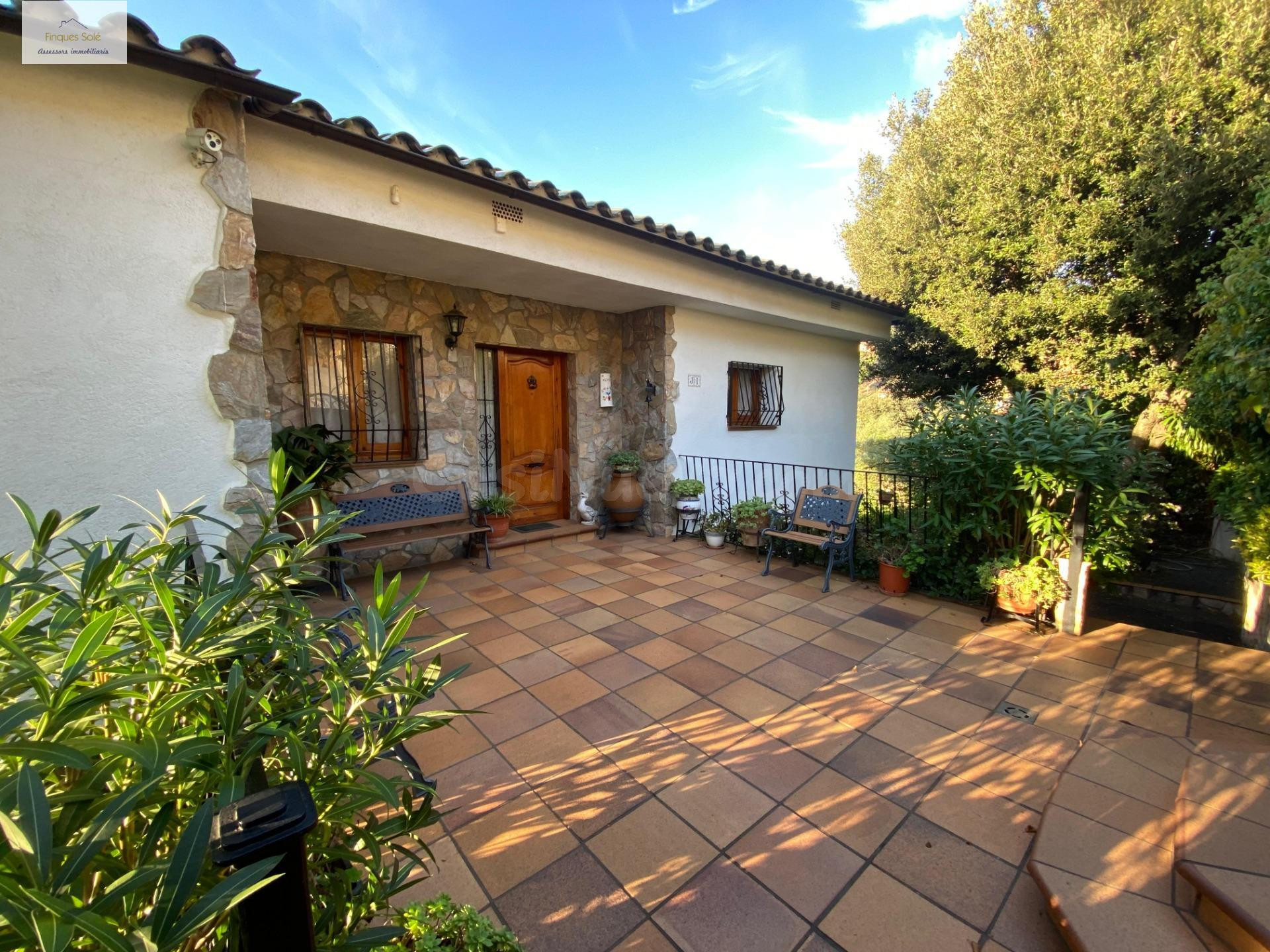 Fantàstica casa amb jardí a la urbanització de Sant Carles, La Roca del Vallès.