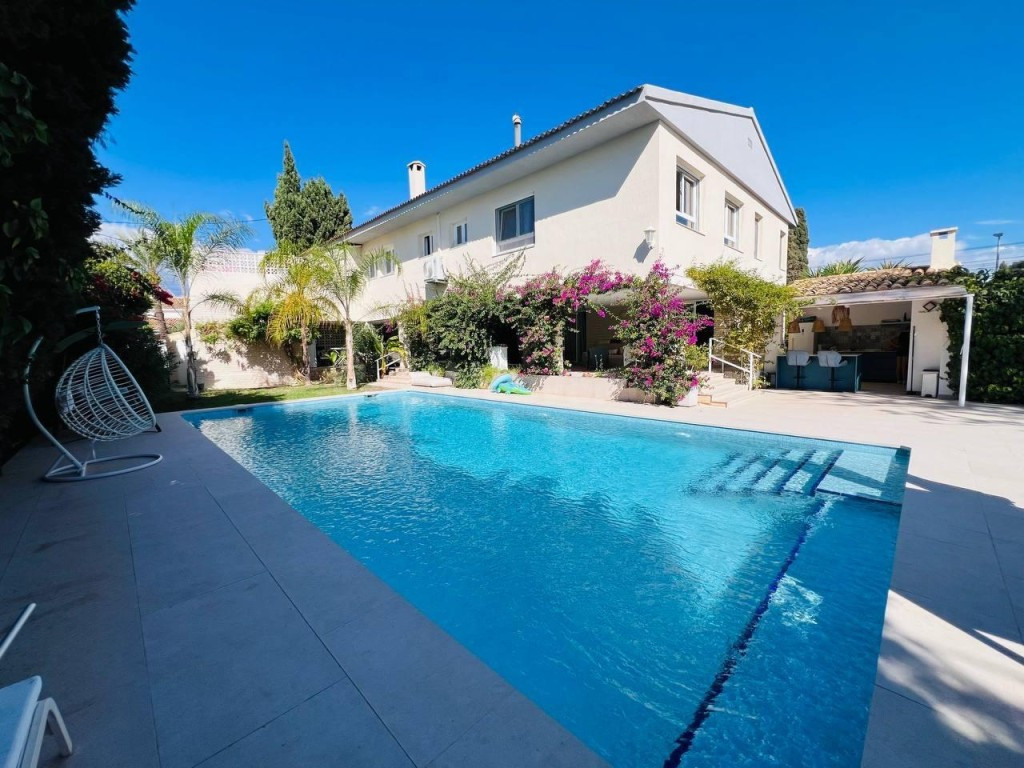 EXCLUSIVA VILLA DE LUJO EN SAN JUAN: DOS CASAS INDEPENDIENTES Y OASIS PRIVADO