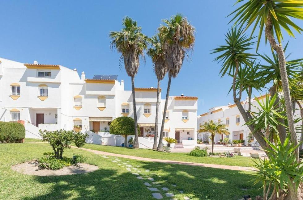 Amplio adosado 4 dorm .ideal familias,cerca colegios y playa.Torrequebrada