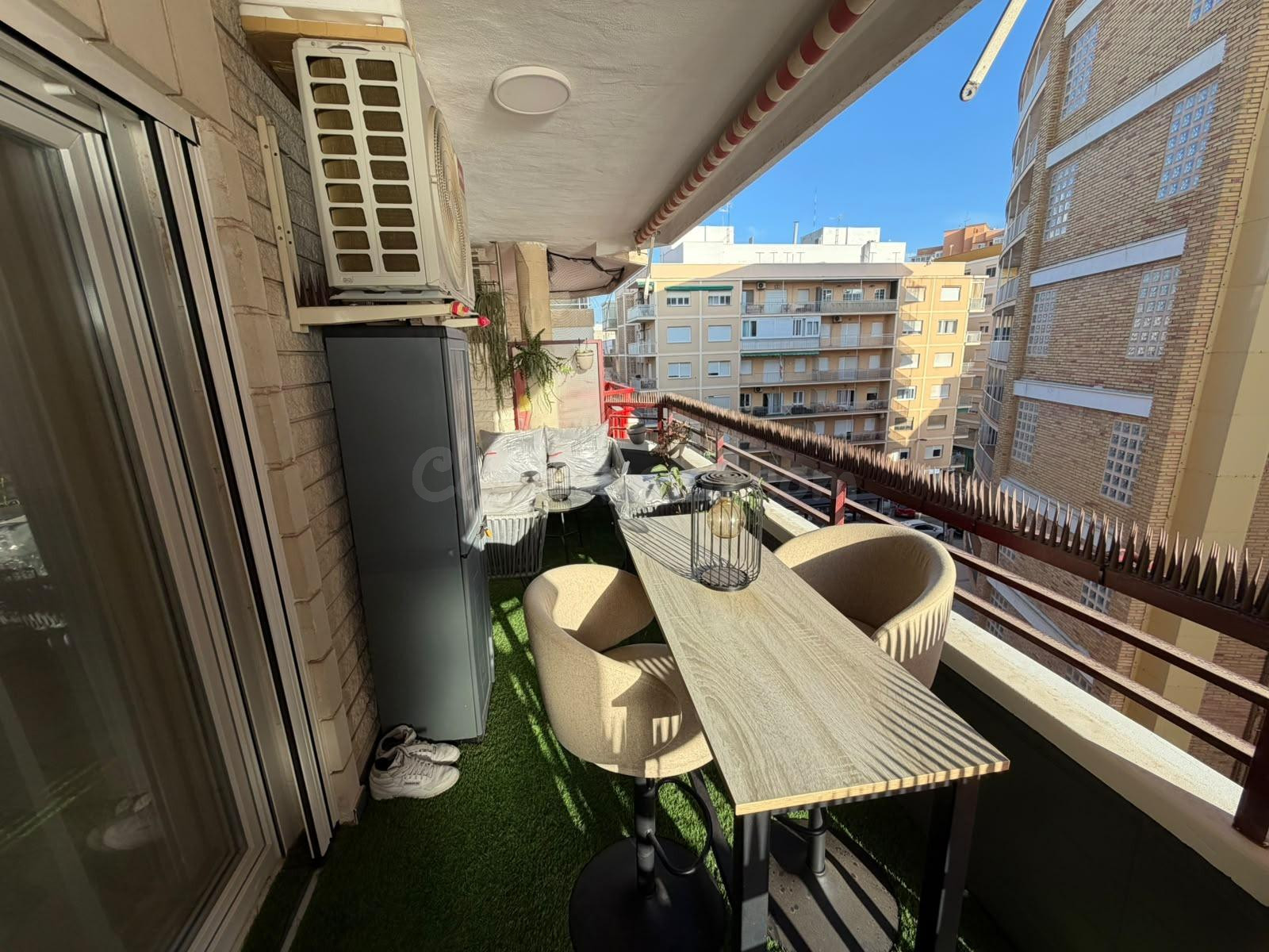 APARTAMENTO EXCLUSIVO A 10 METROS DE LA PLAYA DEL CURA ☀️ ¡REFORMADO A ESTRENAR CON VISTAS AL MAR! - foto 2