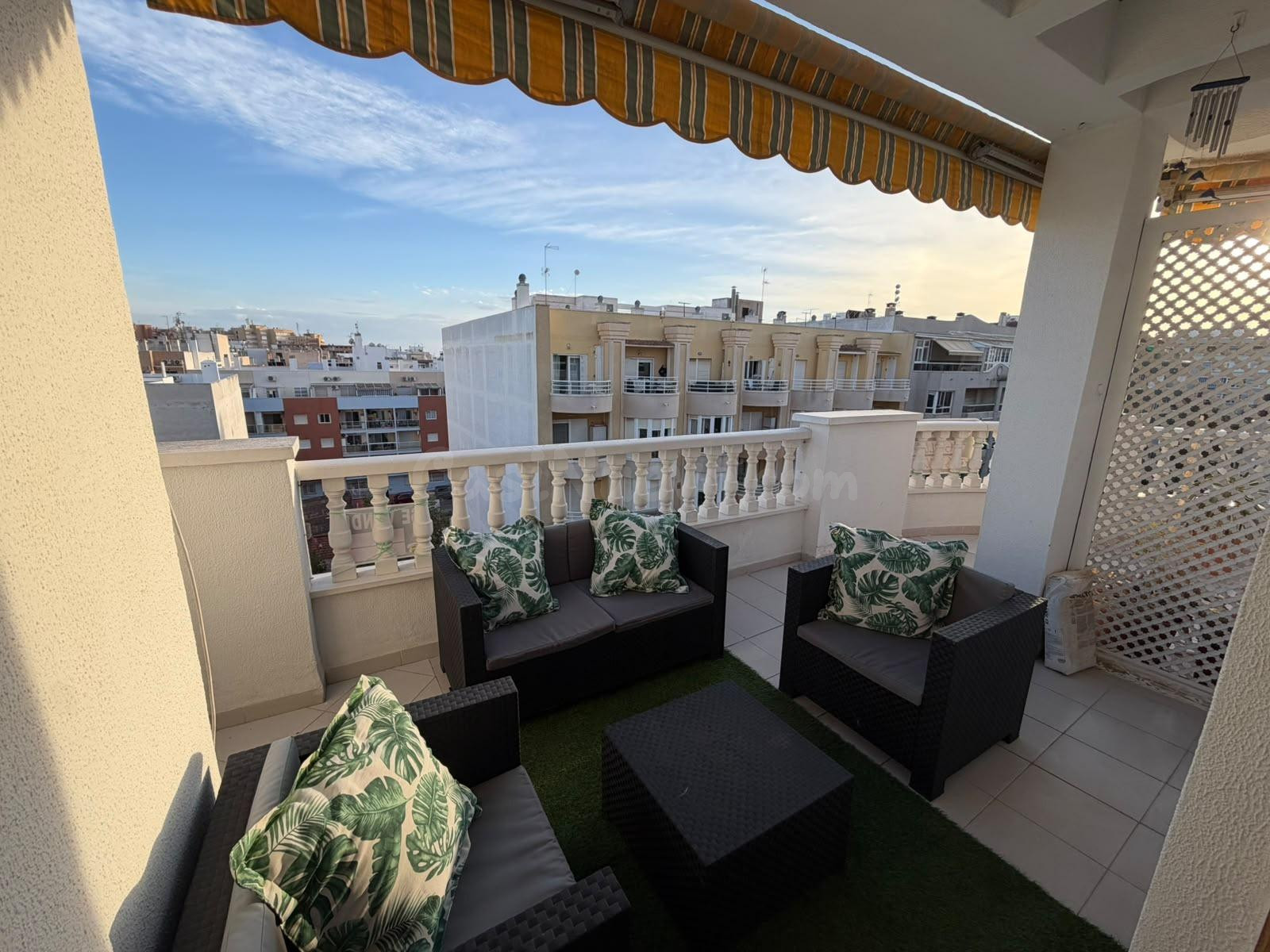 ¡FANTÁSTICO APARTAMENTO CON GRAN TERRAZA Y SOLÁRIUM EN TORREVIEJA! ☀️ A 50 METROS DE LA PLAYA DE LOS LOCOS