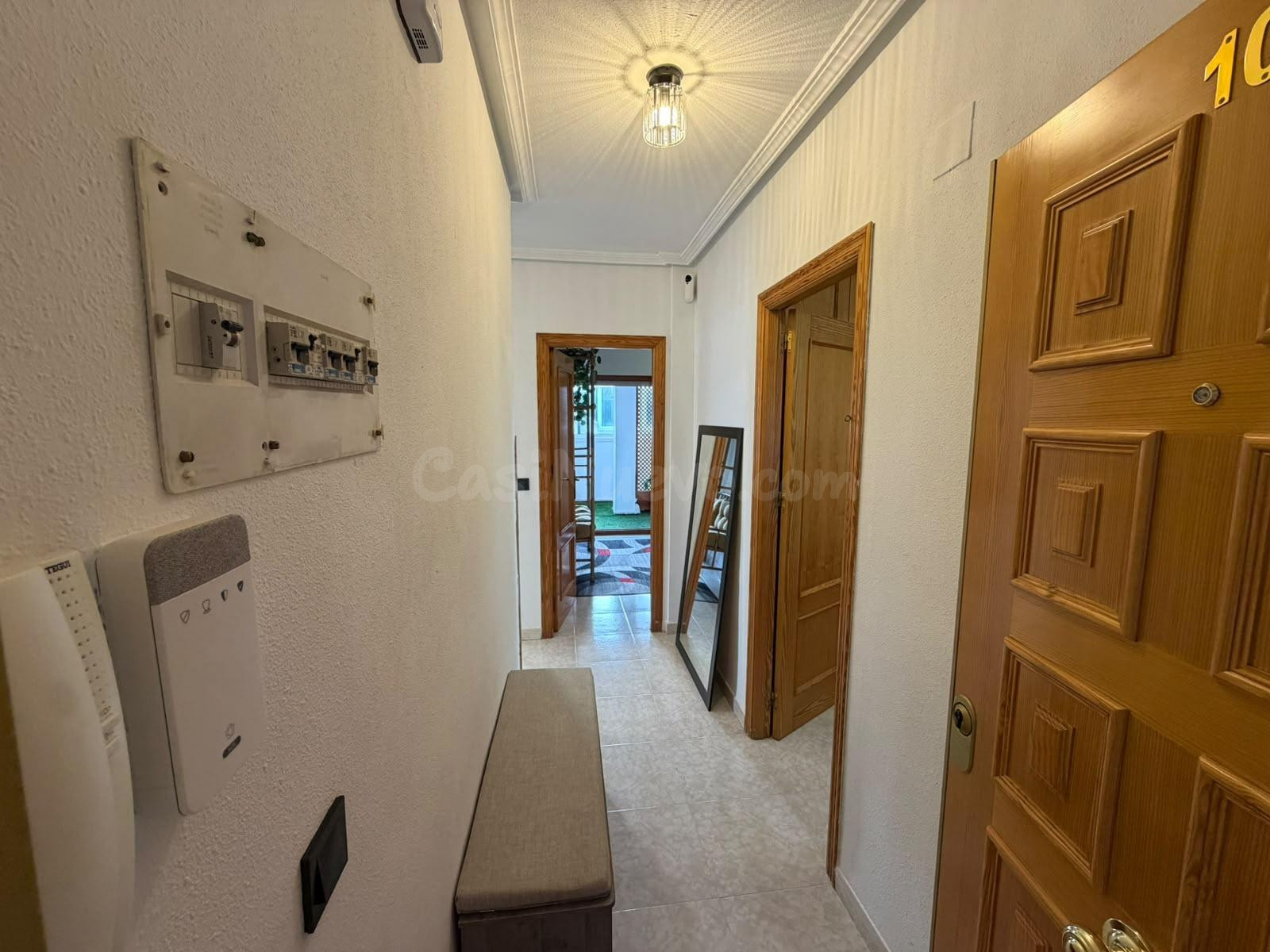 ¡FANTÁSTICO APARTAMENTO CON GRAN TERRAZA Y SOLÁRIUM EN TORREVIEJA! ☀️ A 50 METROS DE LA PLAYA DE LOS LOCOS - foto 2