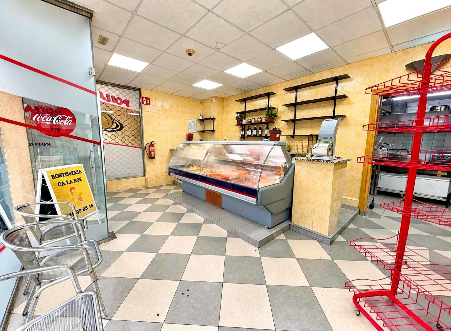 Oportunidad Única: Local comercial. Rostisseria equipada en Venta en Flaçà, Girona. A un paso de la Estación de Tren.