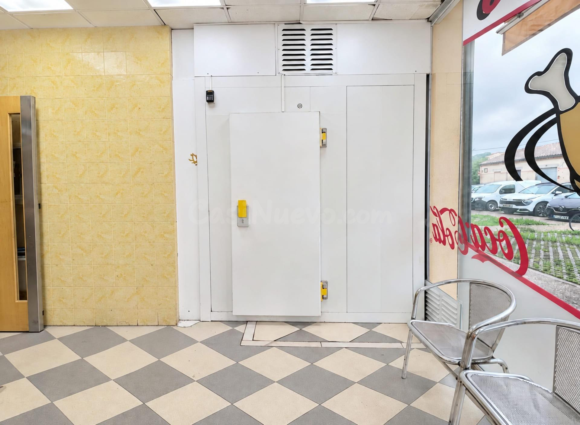 Oportunidad Única: Local comercial. Rostisseria equipada en Venta en Flaçà, Girona. A un paso de la Estación de Tren. - foto 4