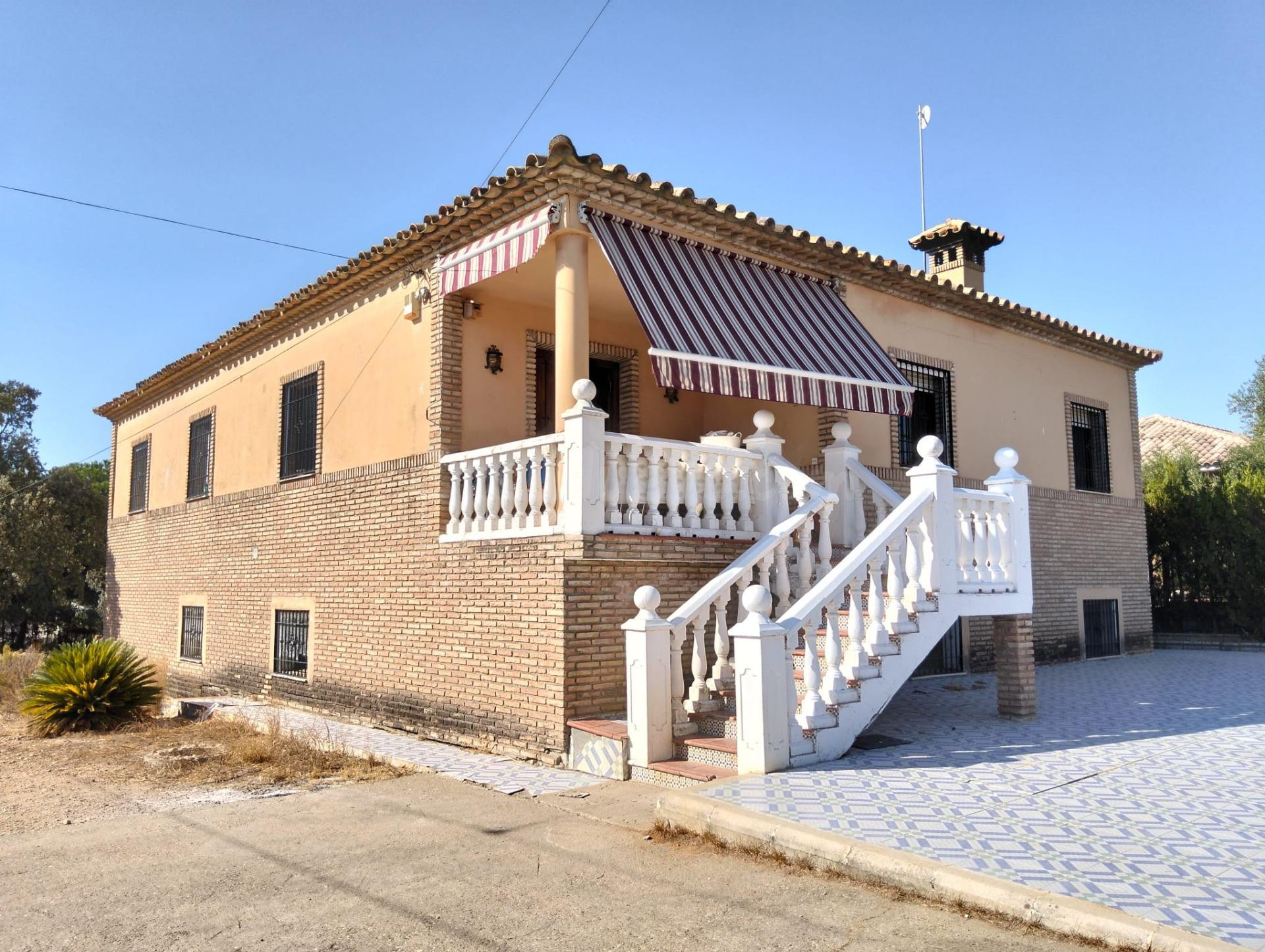 E ✨ CHALET EXCLUSIVO EN LA CARLOTA | 478 m2 + 2.300 m2 DE PARCELA | PISCINA PRIVADA Y POZO