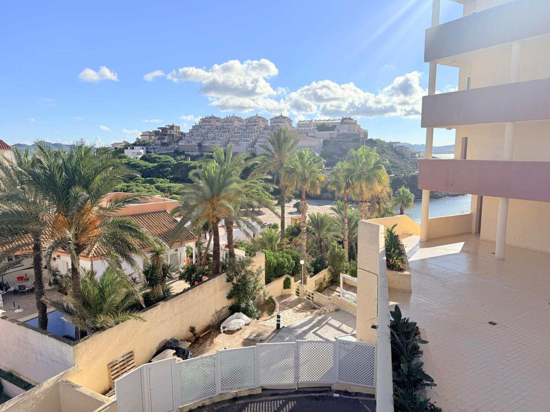 Apartamento con una gran terraza esquinera en  la urbanización Arpón II, en el kilómetro 4 de La Manga del Mar Menor.
